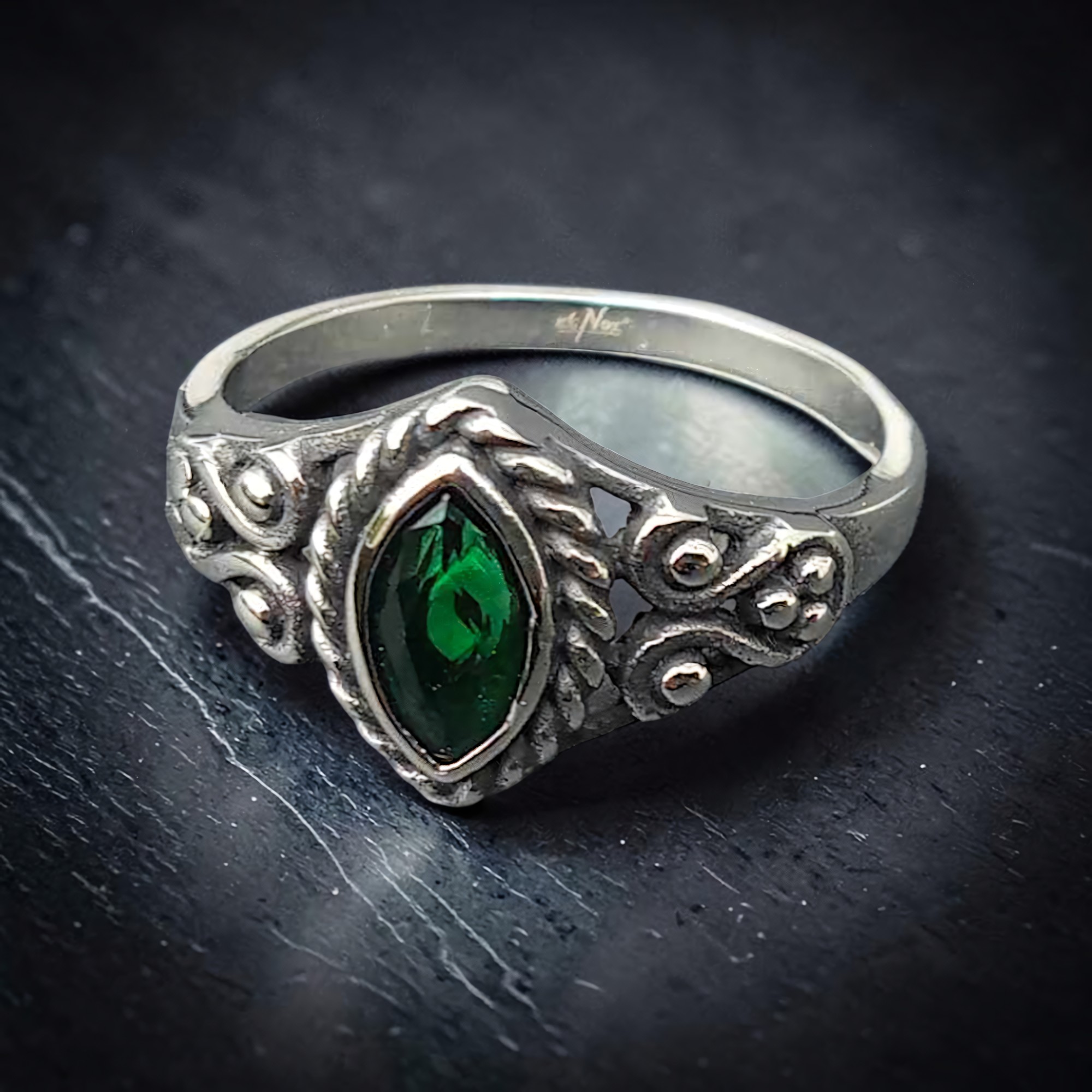 Edelstahlring mit grünem spitzovalem Zirkonia frontal, Innenseite mit Logo