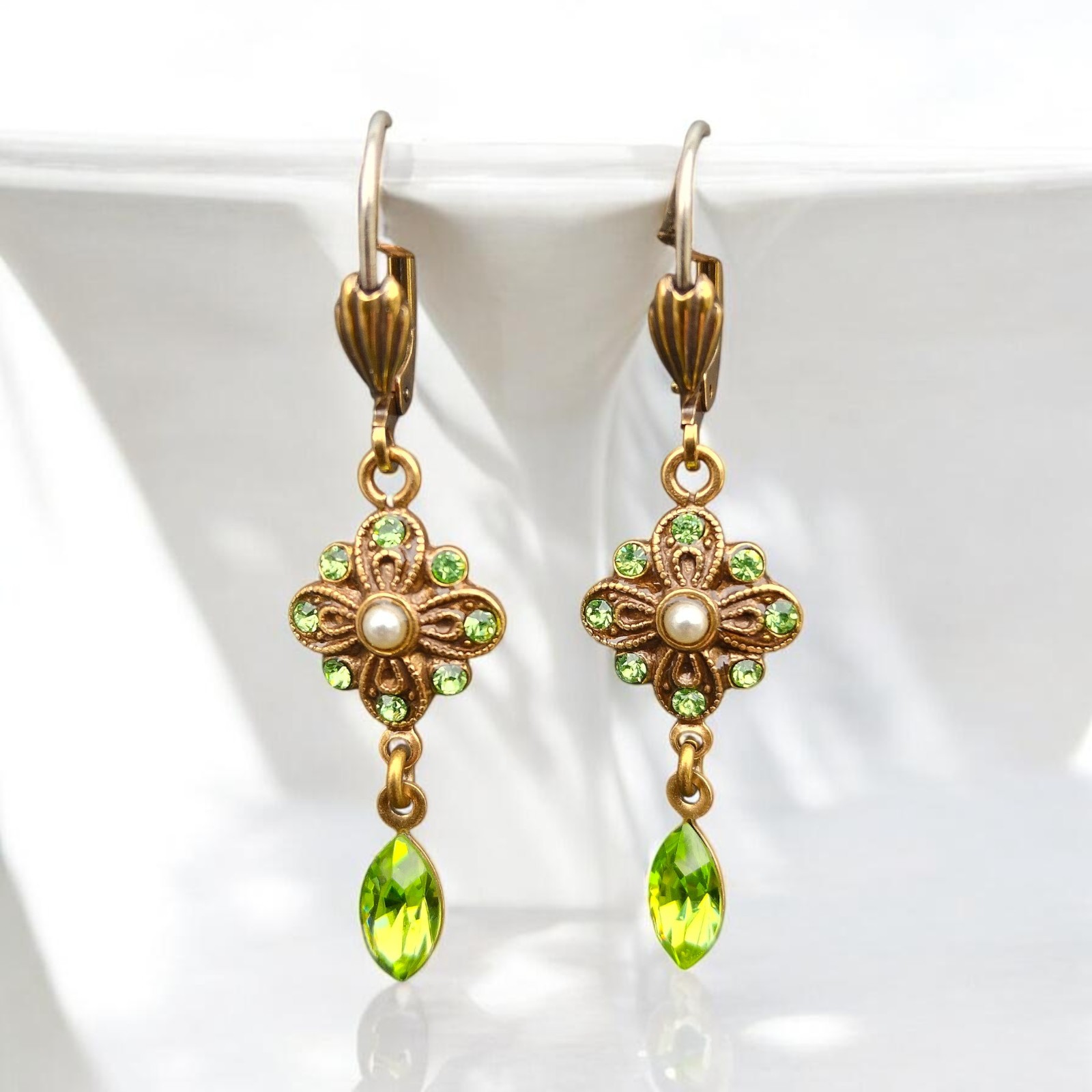 Blütenornament mit acht Peridot-Steinen und Navette-Tropfen