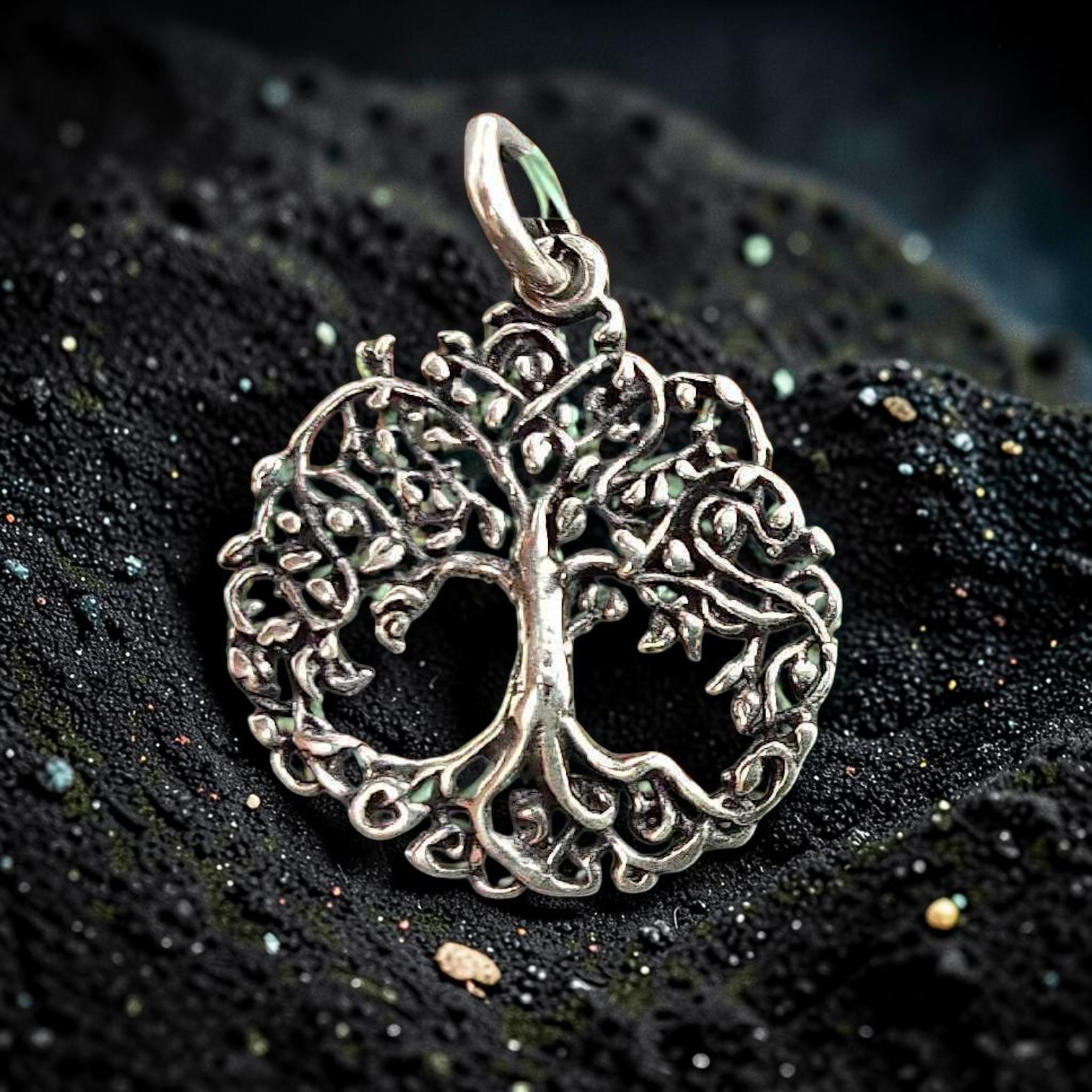 Runder Anhänger Baum des Lebens aus 925 Silber mit Wurzeln und Astwerk auf dunklem Stein