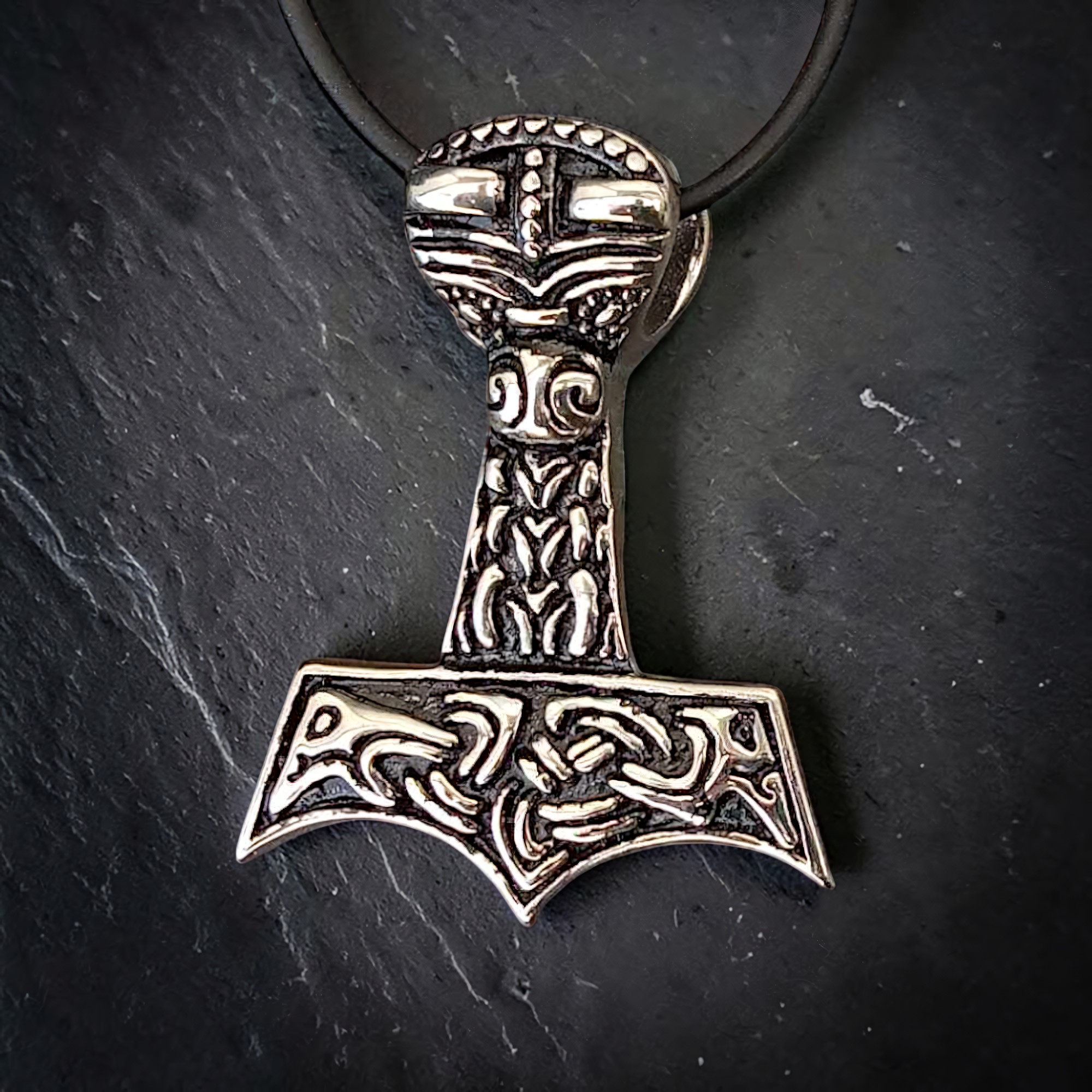 Thorshammer aus Edelstahl mit nordischen Motiven
