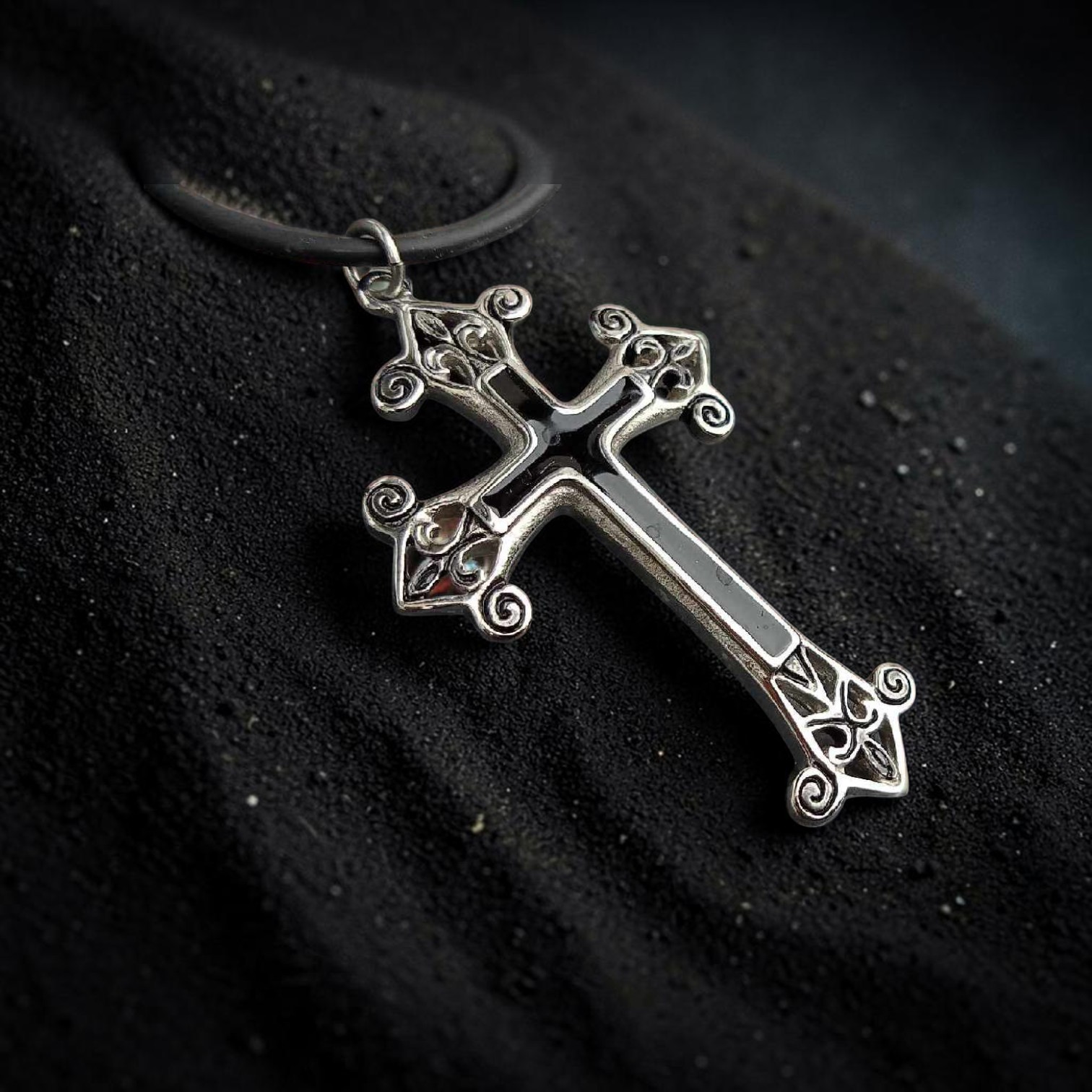 Kreuz Anhänger mit Fleur de Lis silber schwarz Gothic Cross Edelstahl mit Lack