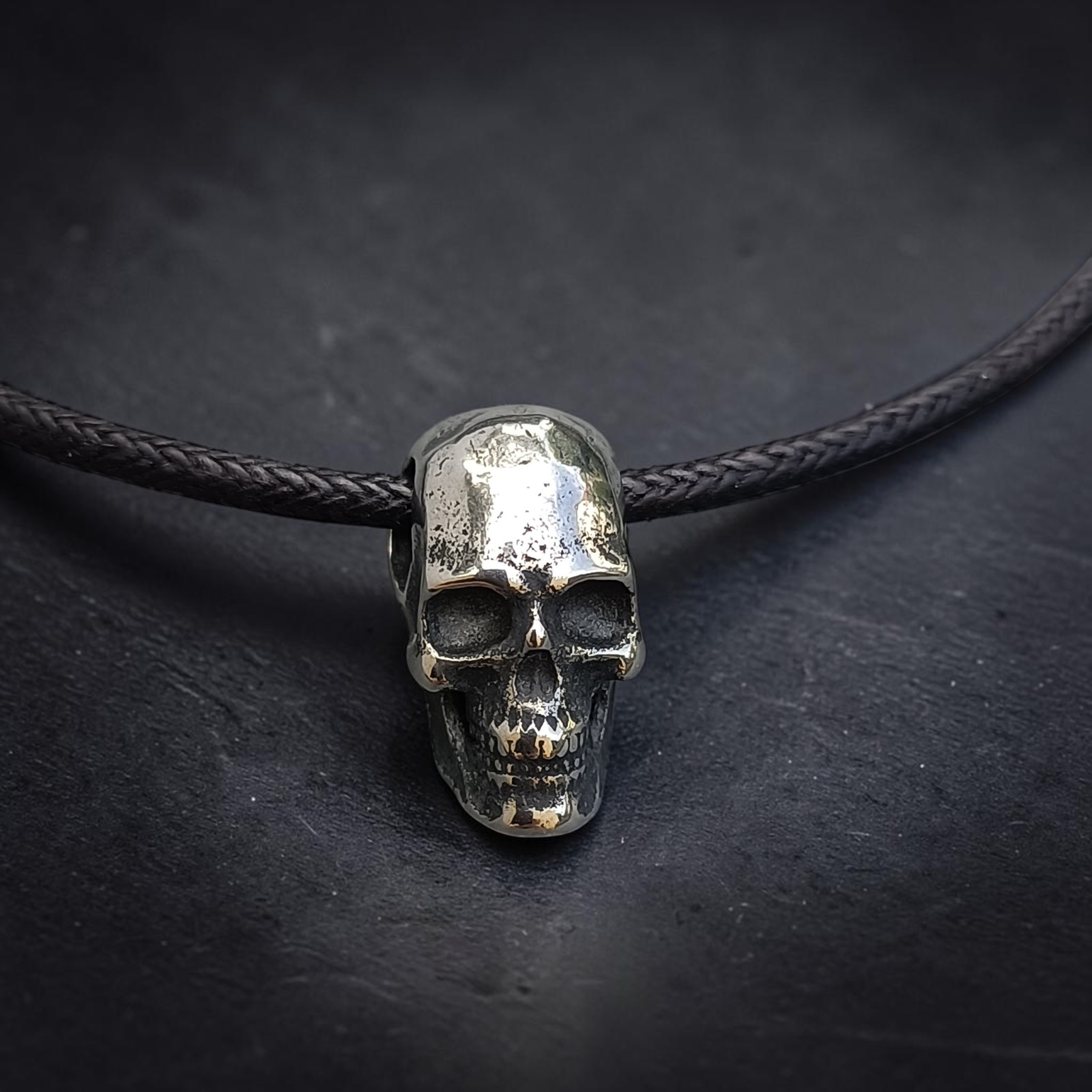 Skull-Anhänger aus Edelstahl, silberfarben, am schwarzen Band
