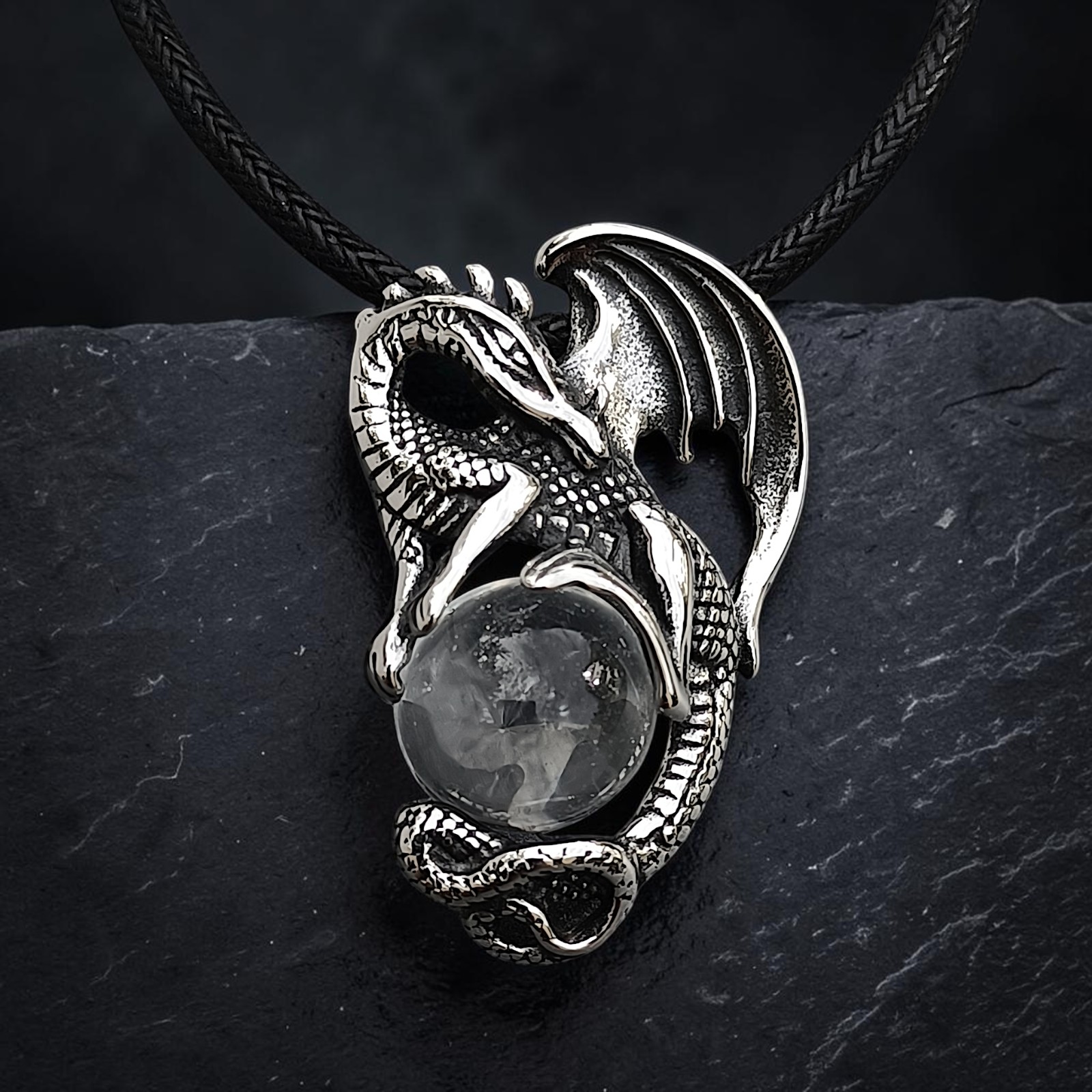 Drachenanhänger Crystal Dragon aus silberfarbenem Edelstahl mit weißer Kristallkugel am Stoffband