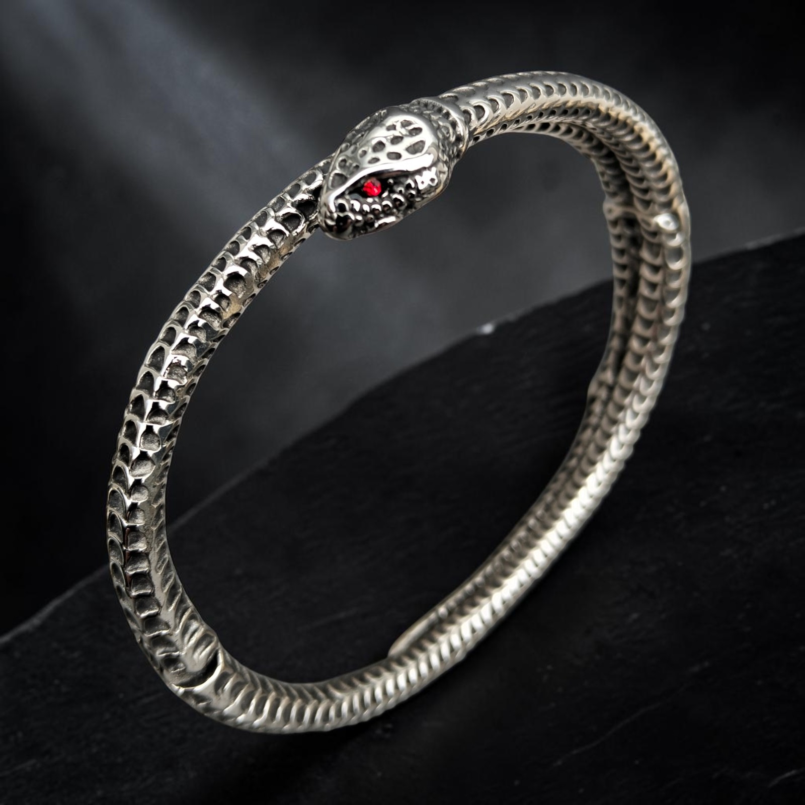 Armreif Schlange aus Edelstahl mit roten Zirkonia-Augen