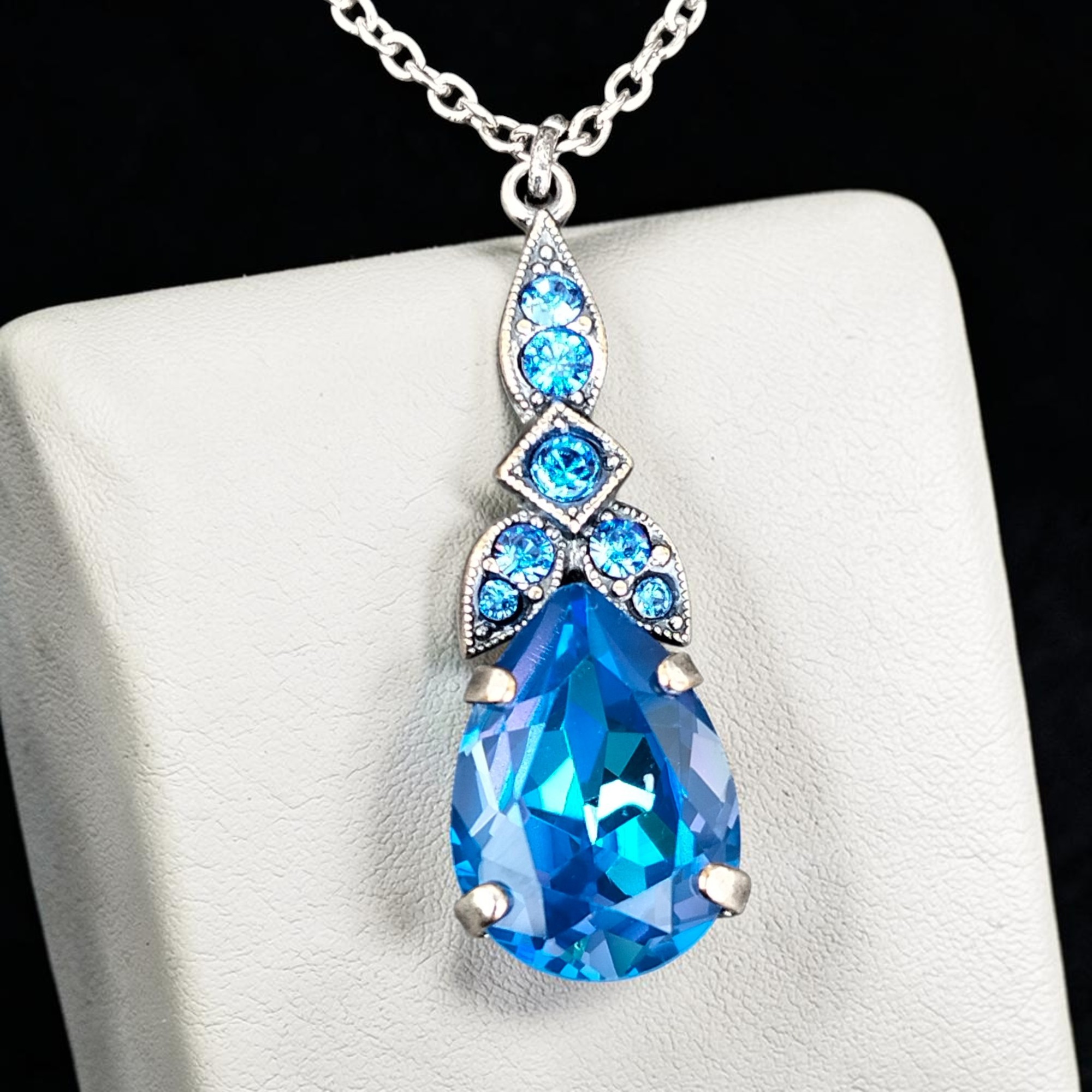 Blaue Tropfen-Halskette mit Kristallglas aus Österreich, versilbert, von Krikor