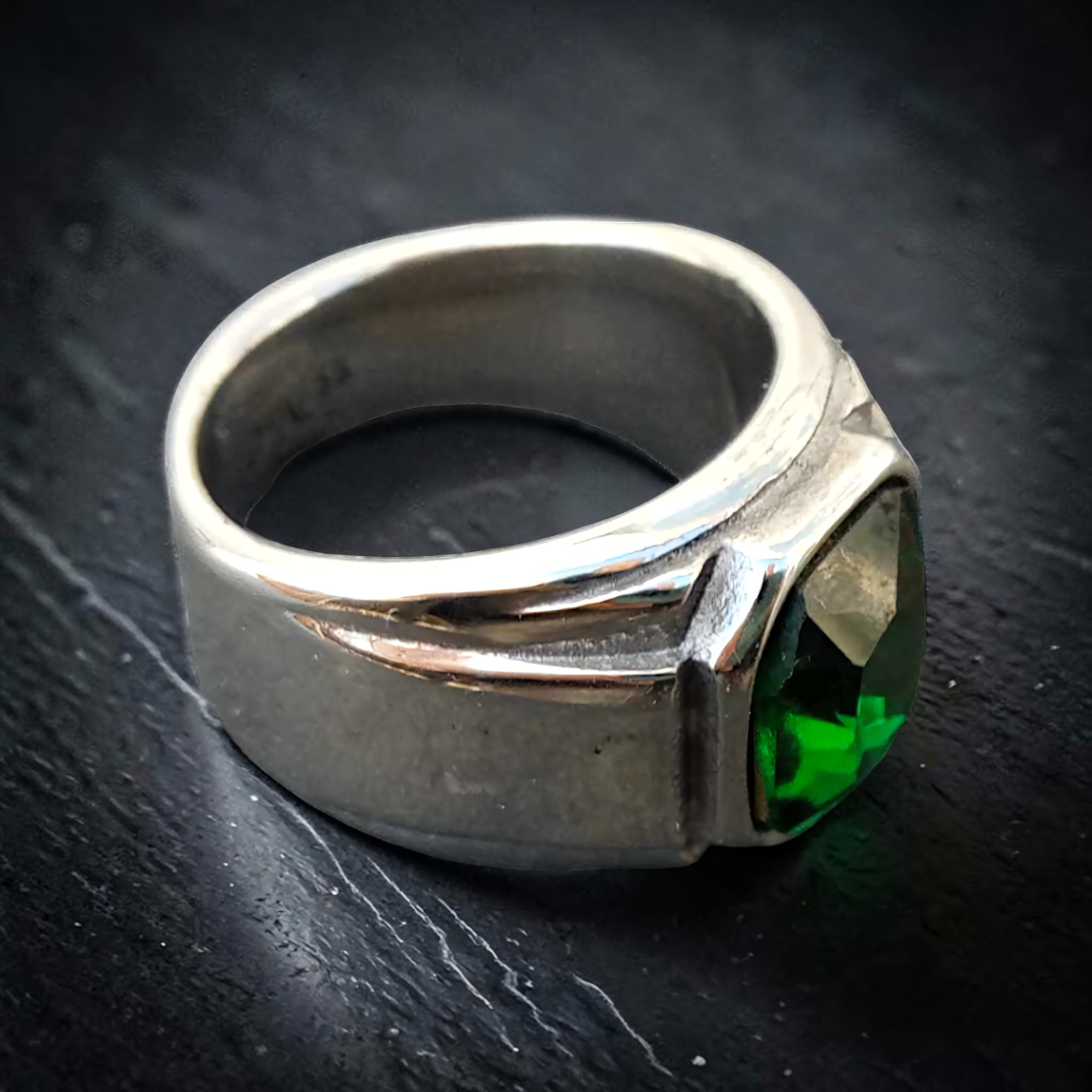 Edelstahlring Simply Green von hinten, Innenseite und Schaft
