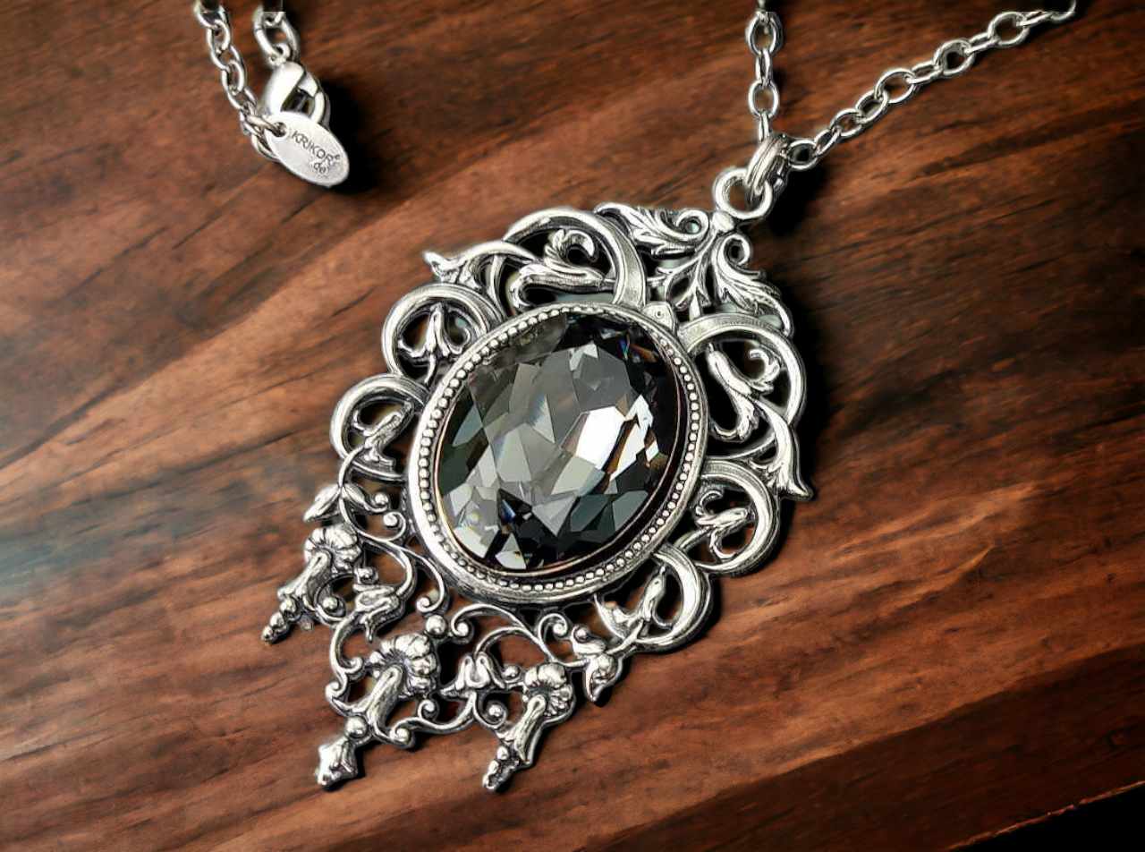 Halsschmuck Big Victorian Ornament in Silver Night an der Edelstahlkette getragen