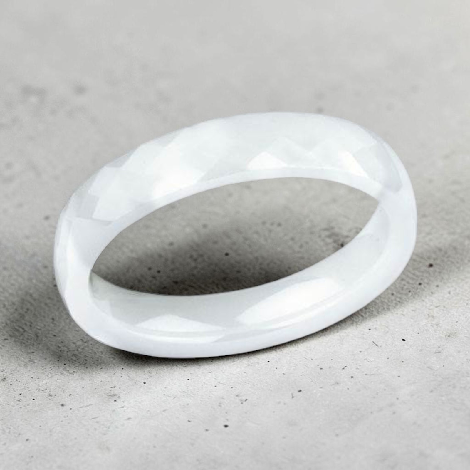 Weißer Ring aus Keramik Keramikring facettiert Breite 4mm