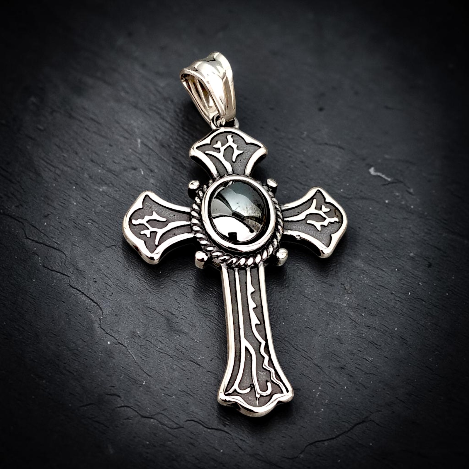 Anhänger Kreuz mit Ornamenten - Edelstahl, silberfarben und Zirkonia in anthrazit