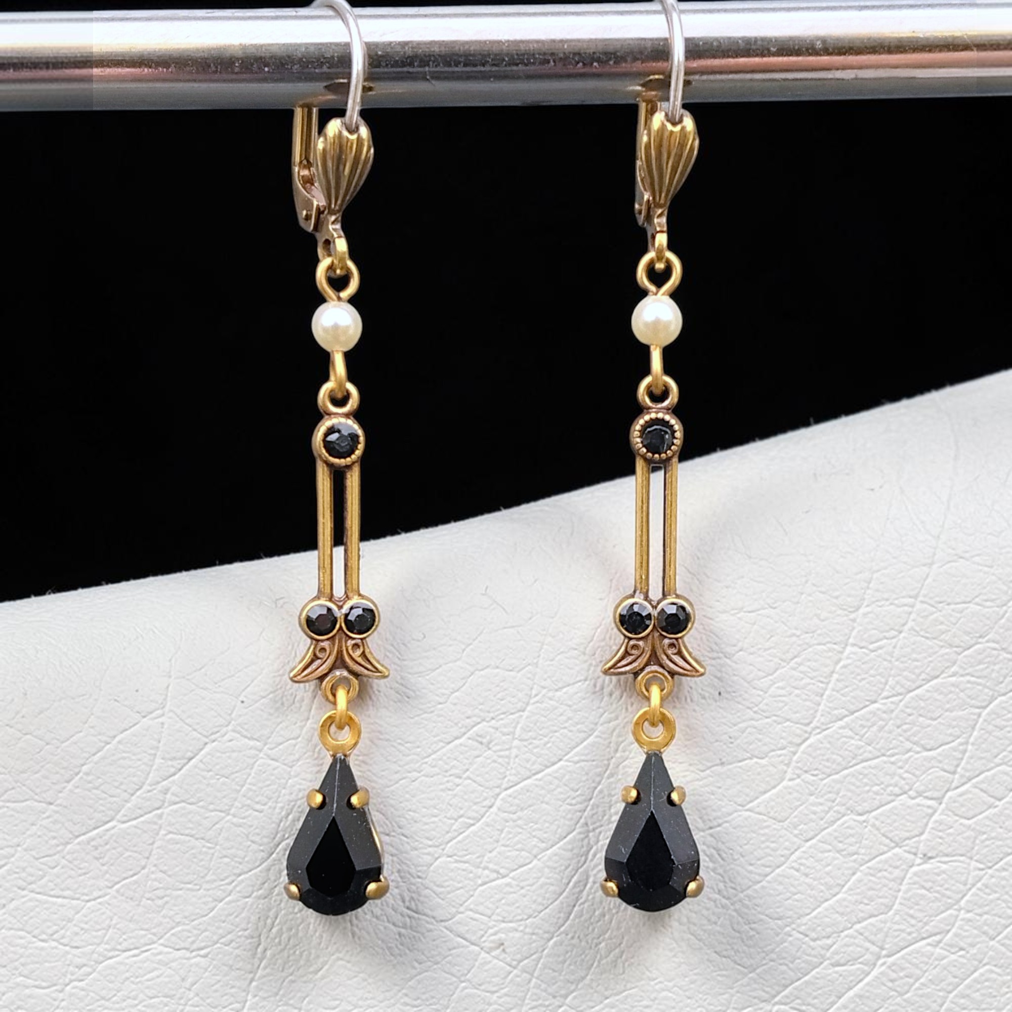 Schwarze Kristallglas‑Ohrringe in Goldoptik von KRIKOR®