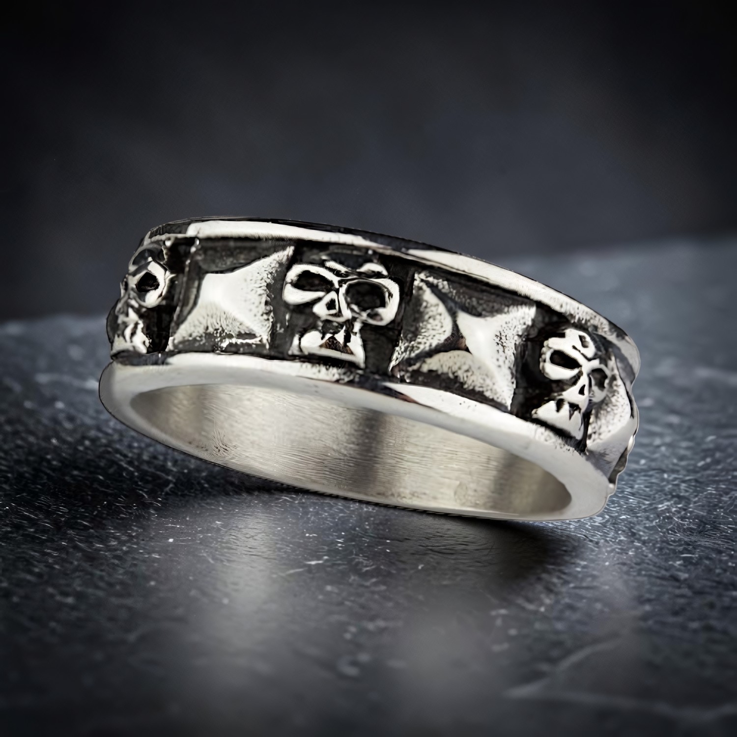 Ring Totenköpfe aus Edelstahl – Toms-Silver Schmuck