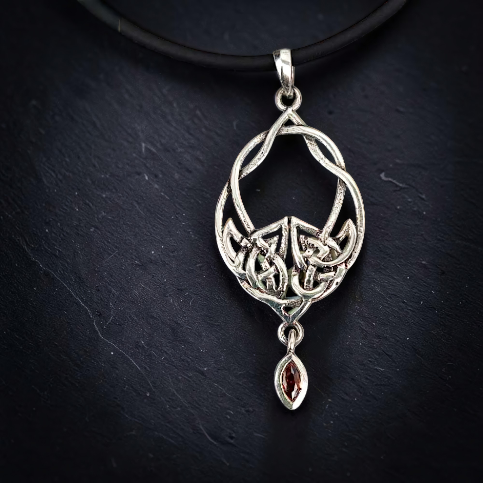 Keltischer Knoten Anhänger 925 Silber mit rotem Stein aus Zirkonia