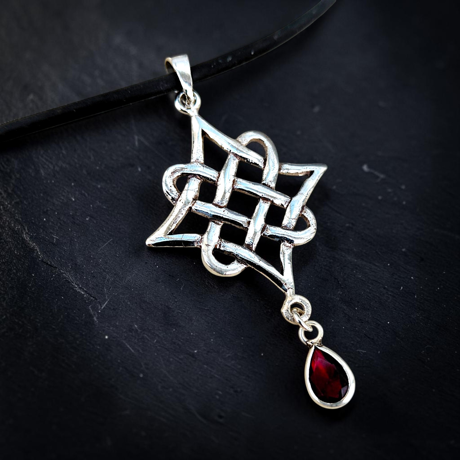Anhänger Elfenknoten mit rotem Zirkonia aus 925 Sterling Silber