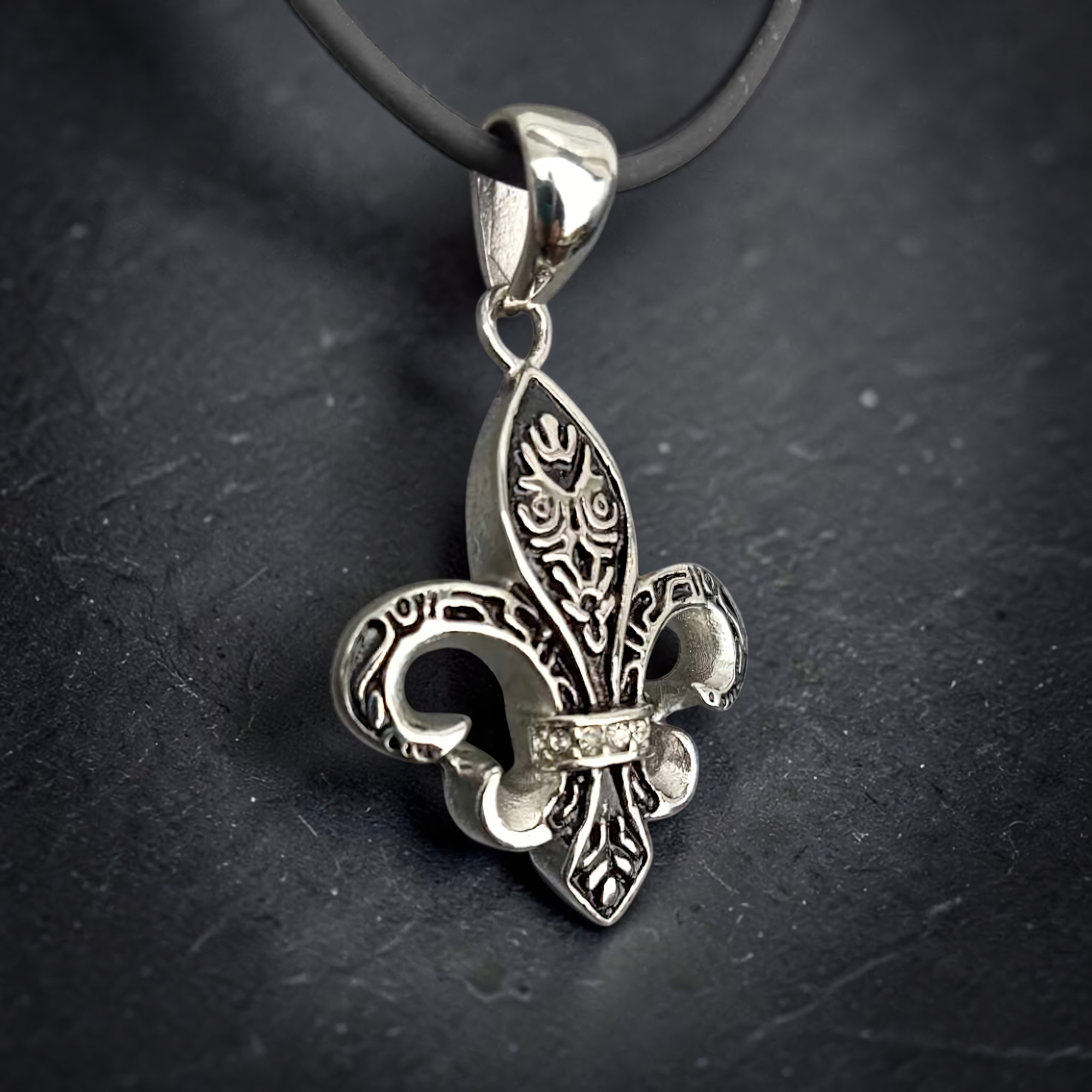Anhänger Lilie Fleur de Lis silber mit weissen Steinen aus Zirkonia.Edelstahl