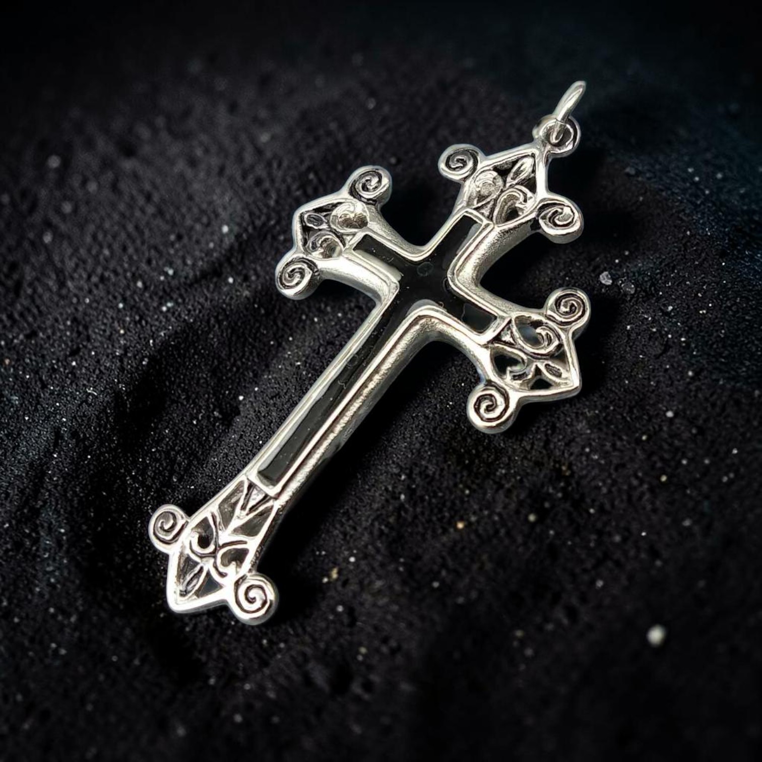 Kreuz Anhänger mit Fleur de Lis silber schwarz Gothic Cross Edelstahl mit Lack