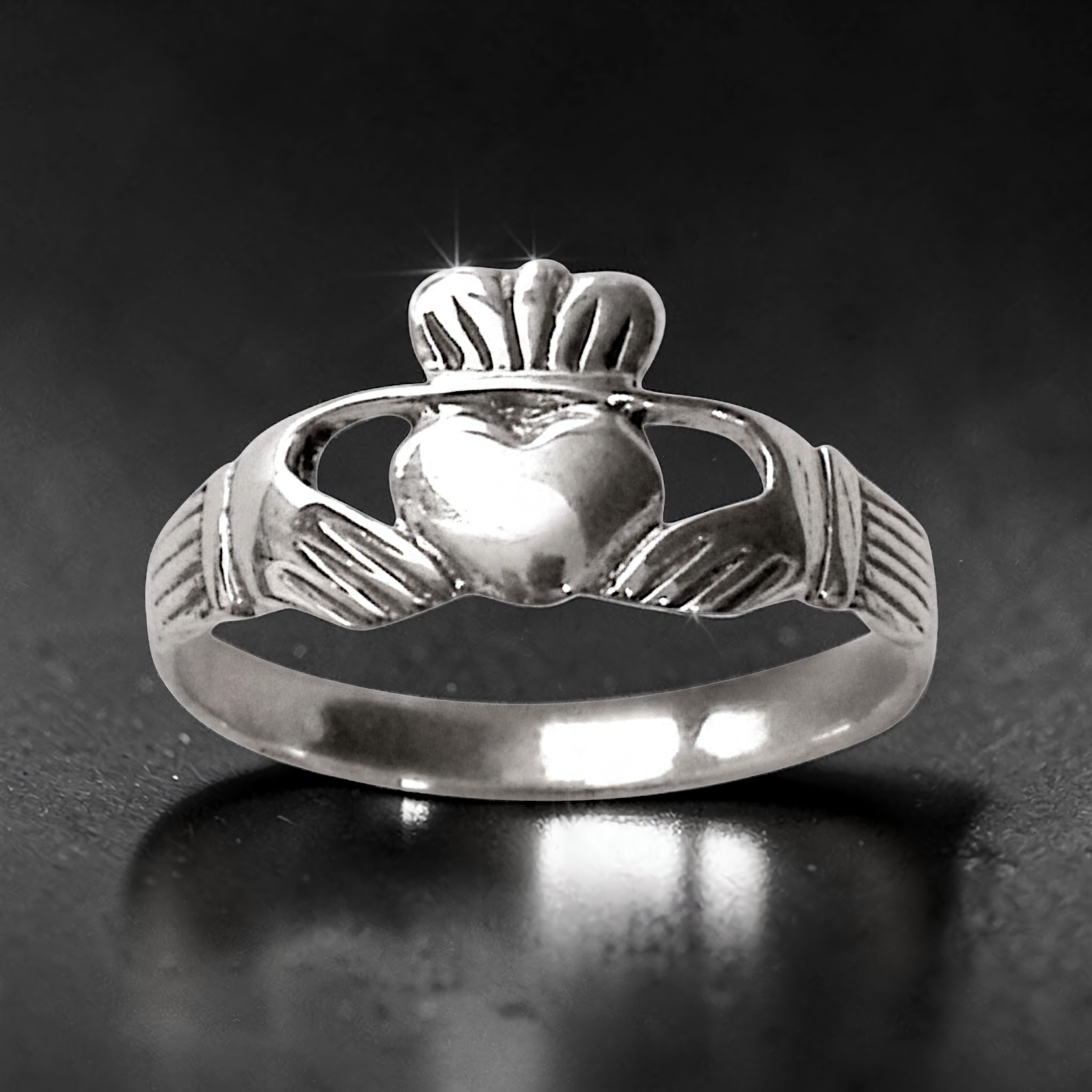 Klassischer Claddagh-Ring aus 925 Sterling Silber: Herz mit Krone, gehalten von zwei Händen