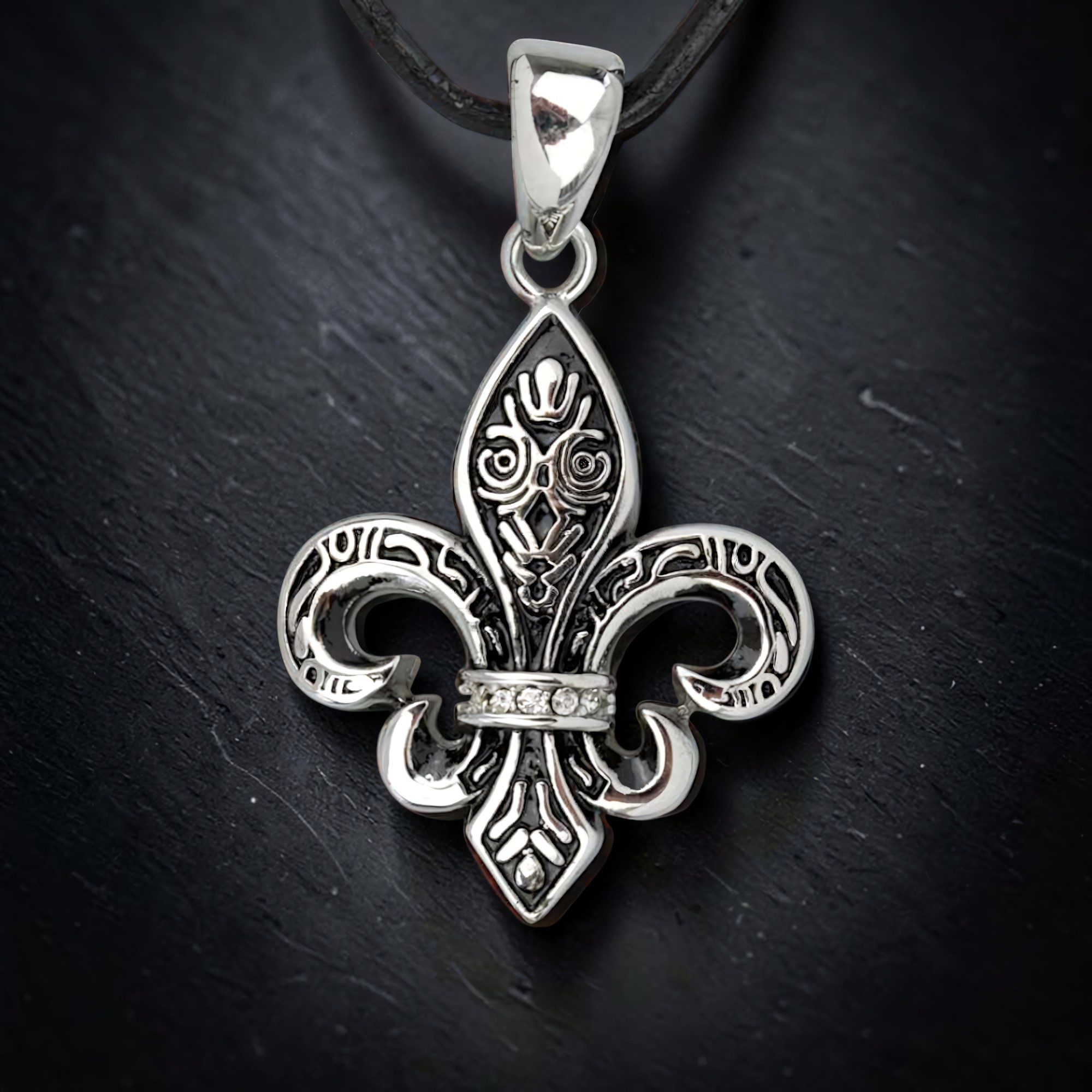 Anhänger Lilie Fleur de Lis aus Edelstahl mit weissen Steinen aus Zirkonia.