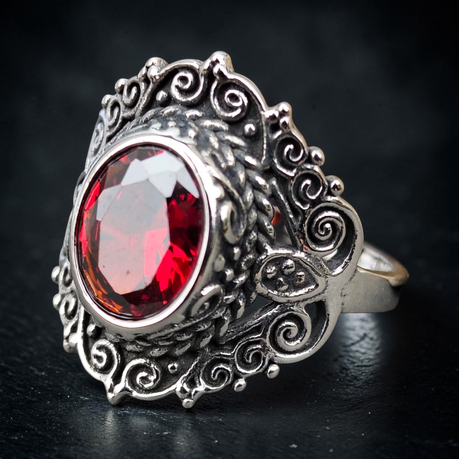 Ring Red Ornament aus Edelstahl, silberfarben mit rotem Zirkonia