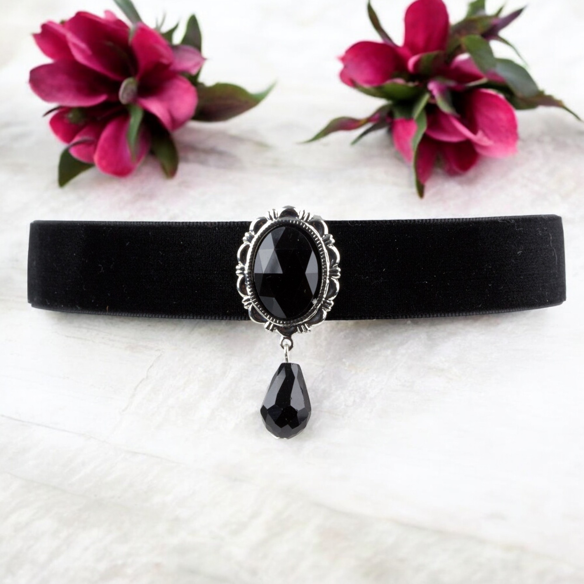 Samthalsband Gothic Star, schwarz mit schwarzen Zirkonia und Tropfenanhänger