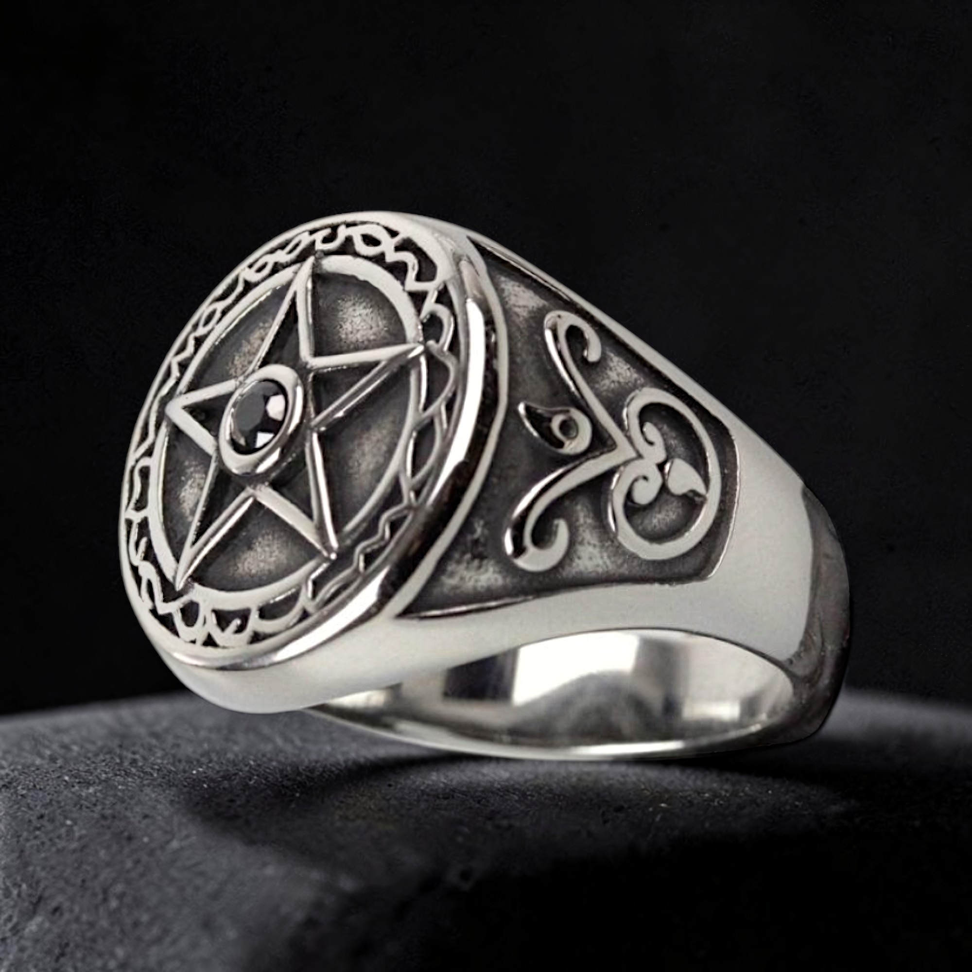 Pentagramm-Ring aus Edelstahl schräg von der Seite mit verzierter Ringschulter