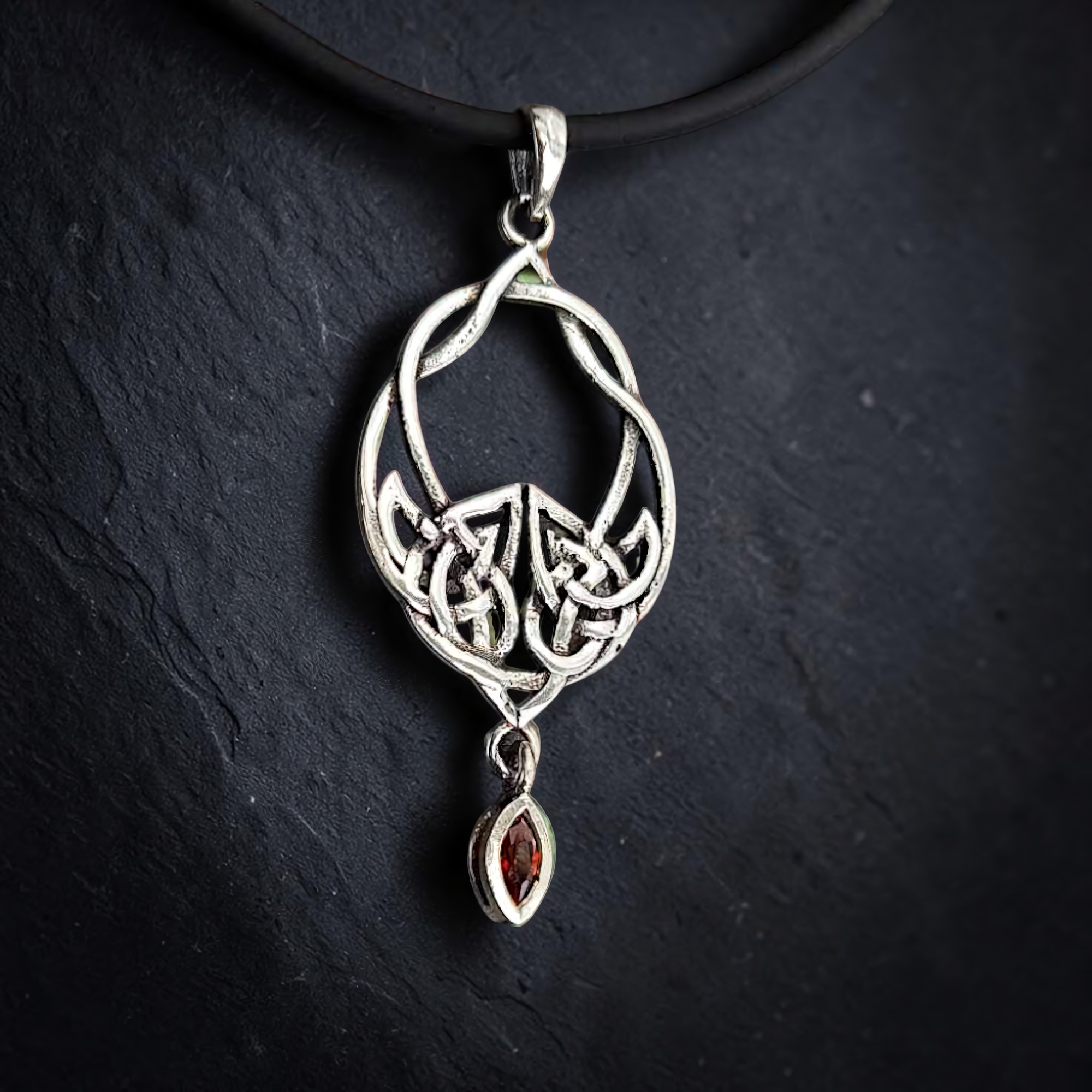 Keltischer Knoten Anhänger 925 Silber mit rotem Stein aus Zirkonia