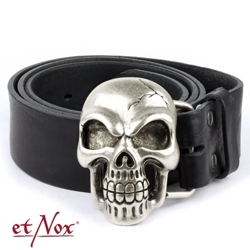 Totenkopf-Gürtelschnalle an einem schwarzen Ledergürtel