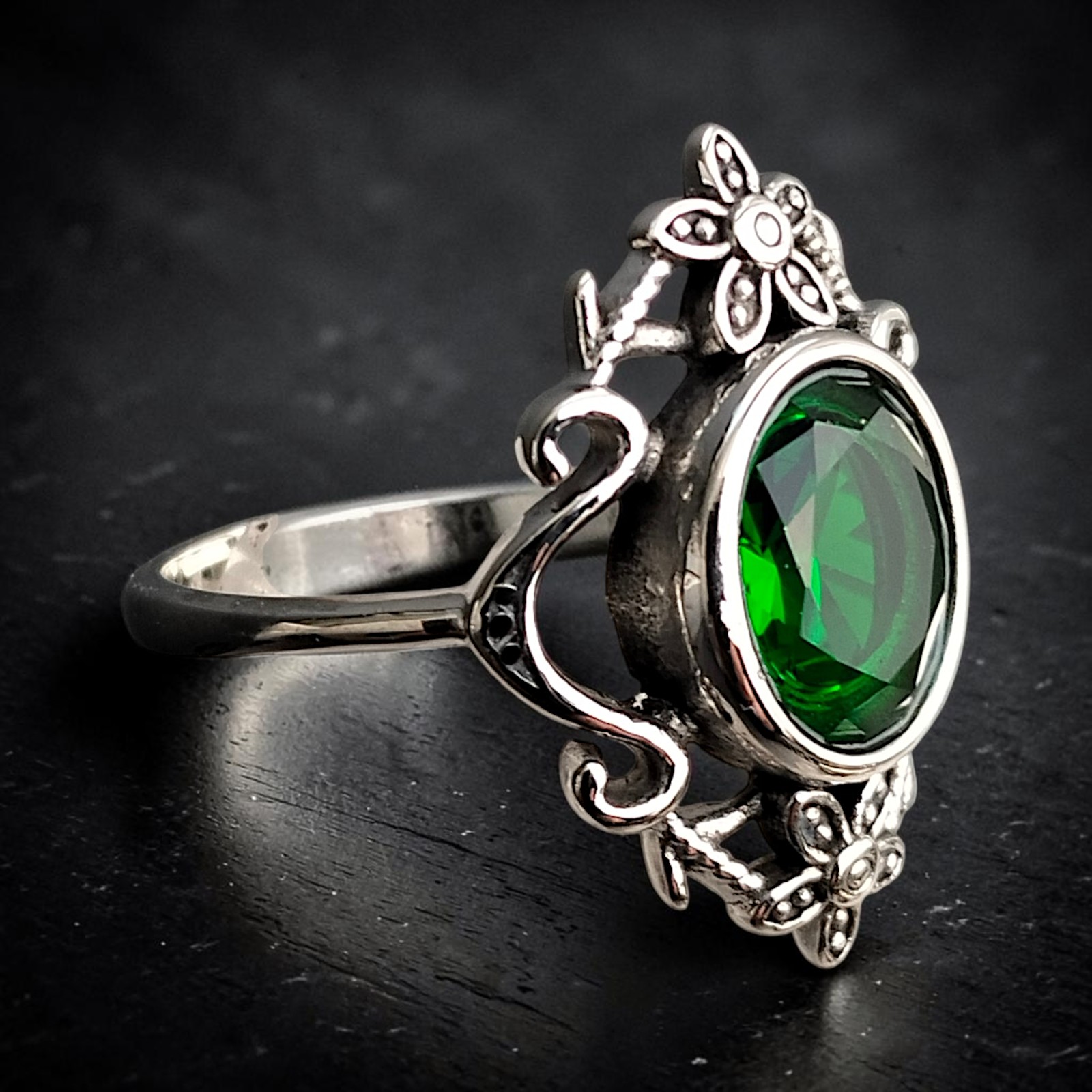 Ring Green Flowers aus Edelstahl, seitliche Ansicht der verspielten Blütenfassung