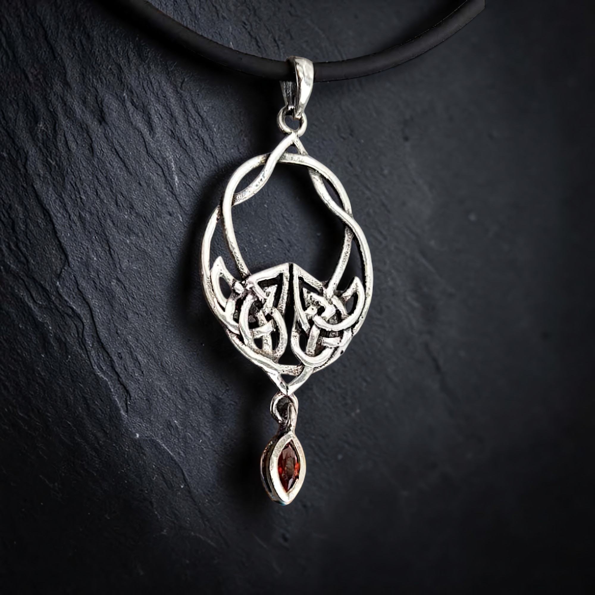 Keltischer Knoten Anhänger 925 Silber mit rotem Stein aus Zirkonia