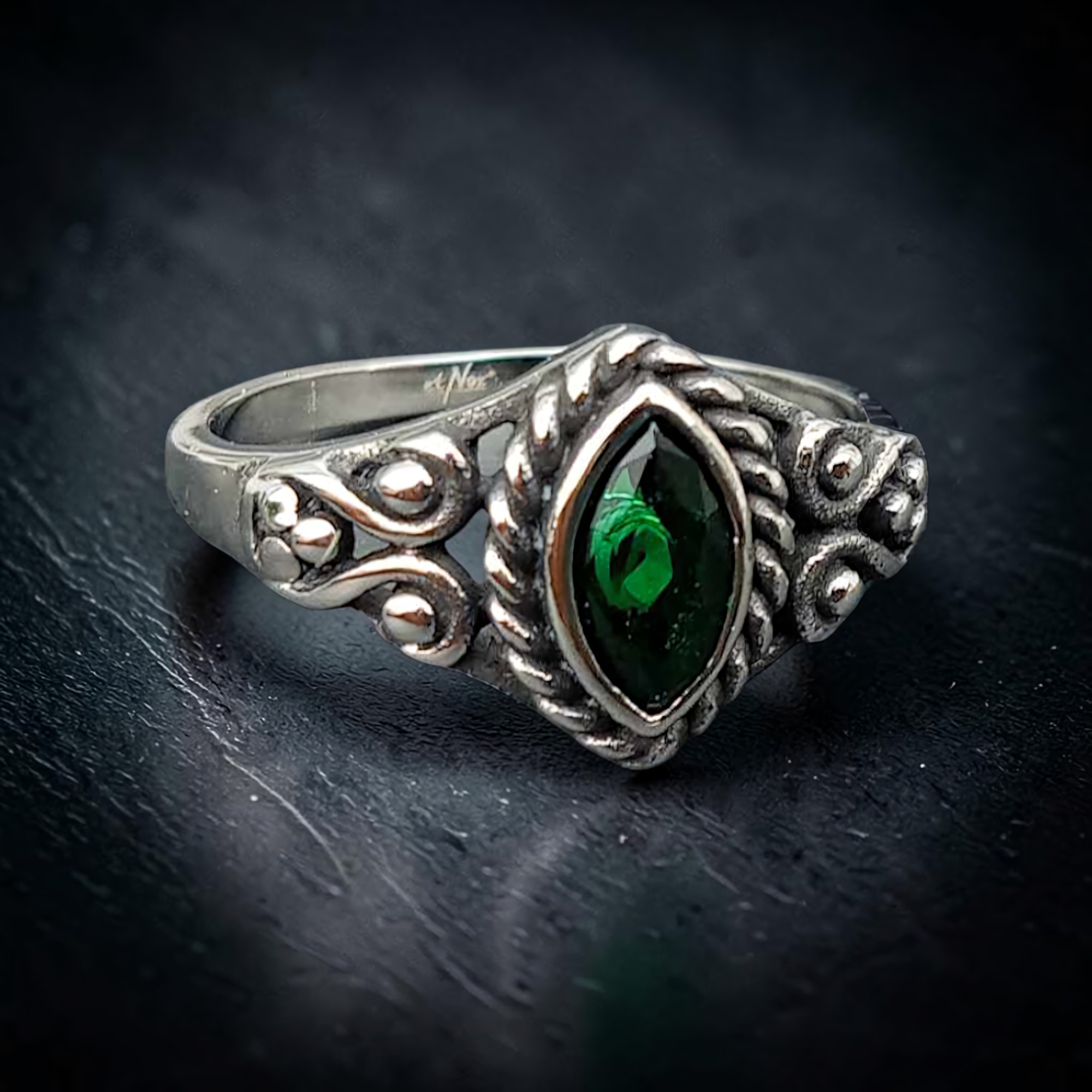 Ring Gothic Green von vorn, Kordelrand um den grünen Stein