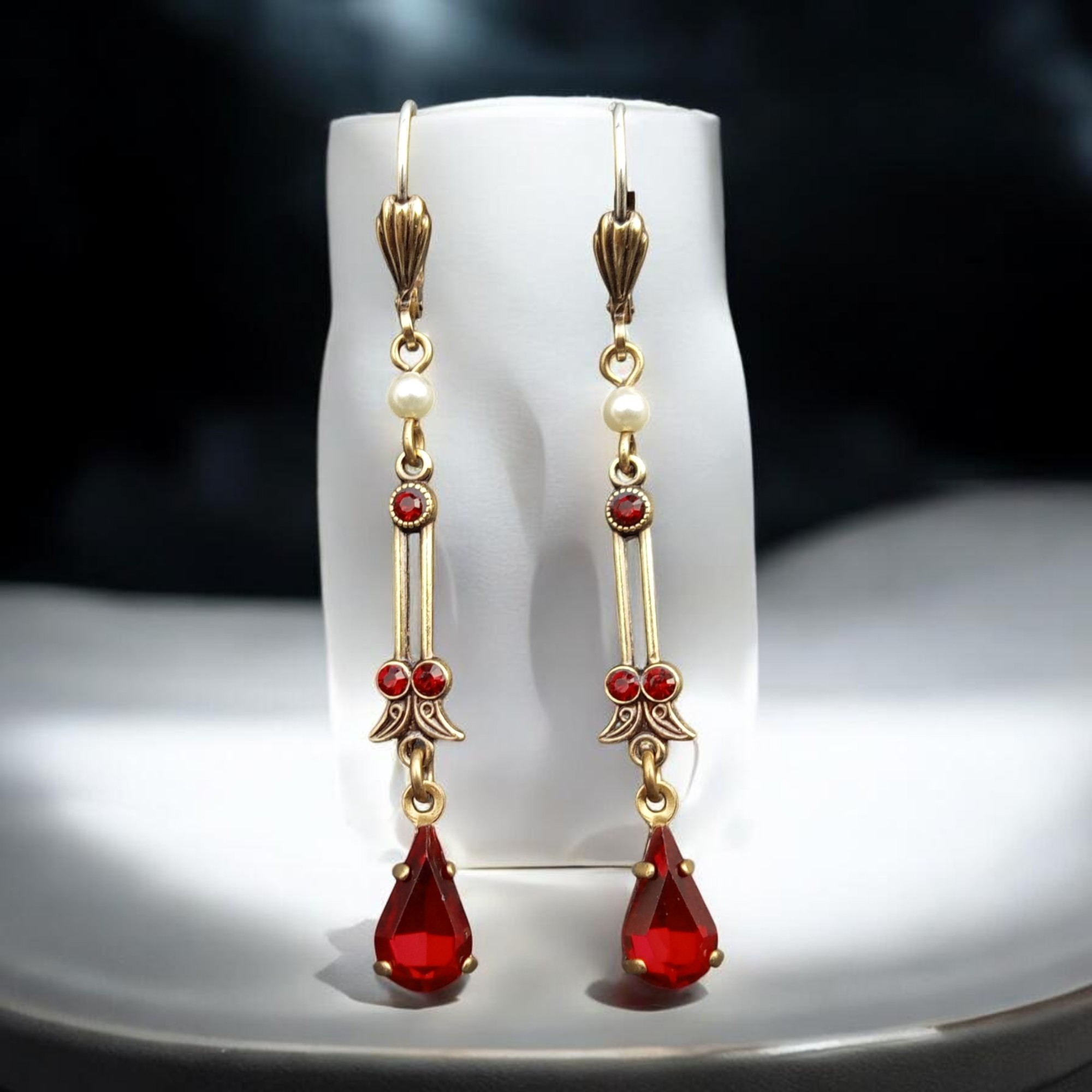 Filigrane rote Ohrringe goldfarben, romantischer Stil