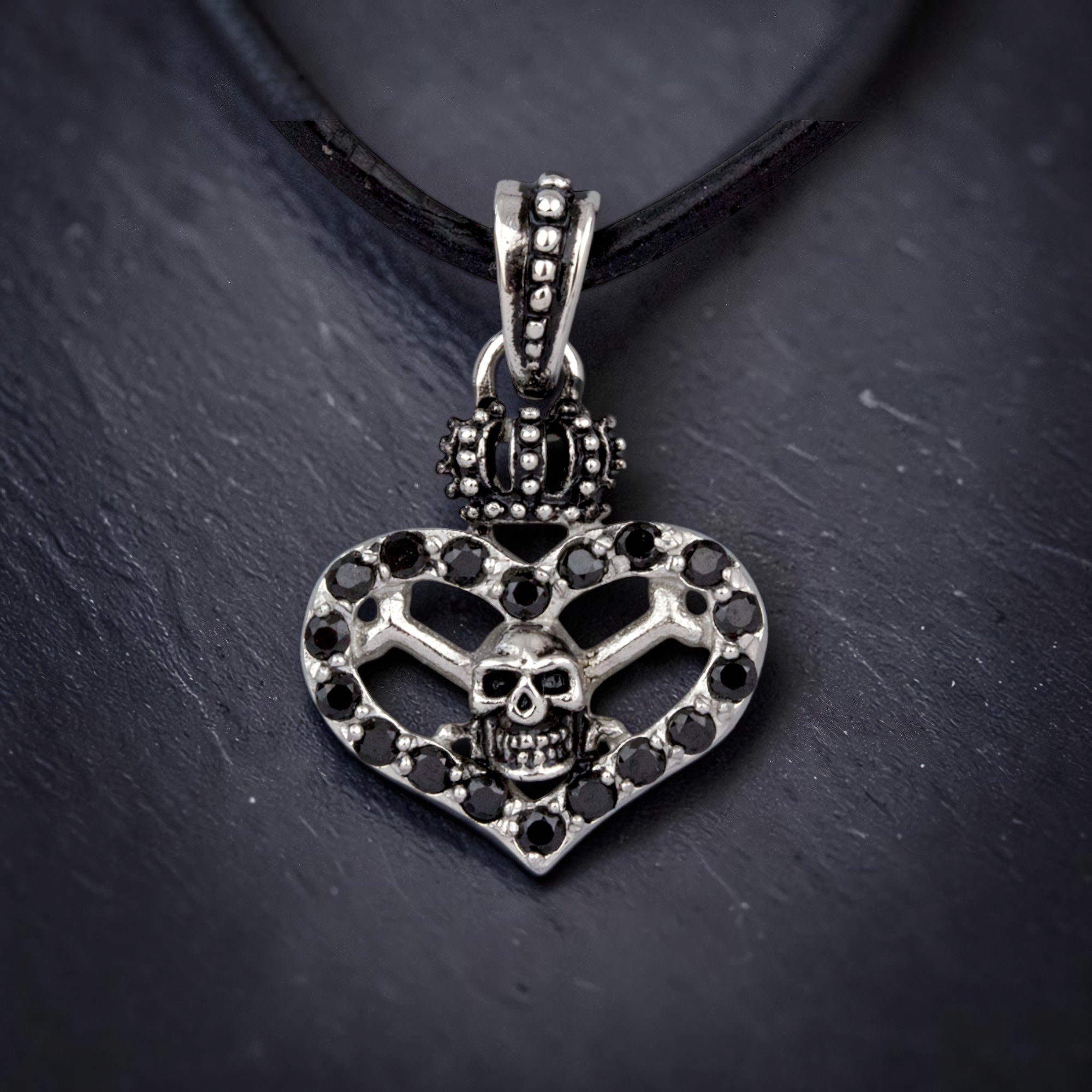 Anhänger Herz mit Totenkopf und Krone aus Edelstahl mit schwarzen Zirkonia am Lederband