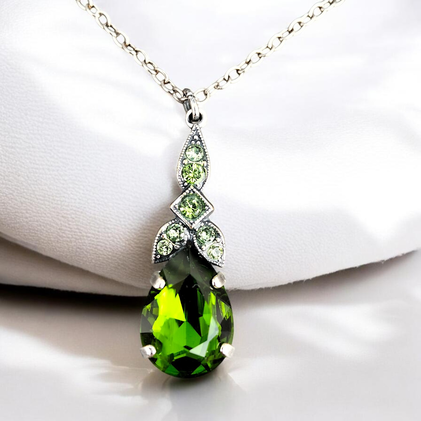 Versilberte Halskette mit großem Kristalltropfen in Fern Green