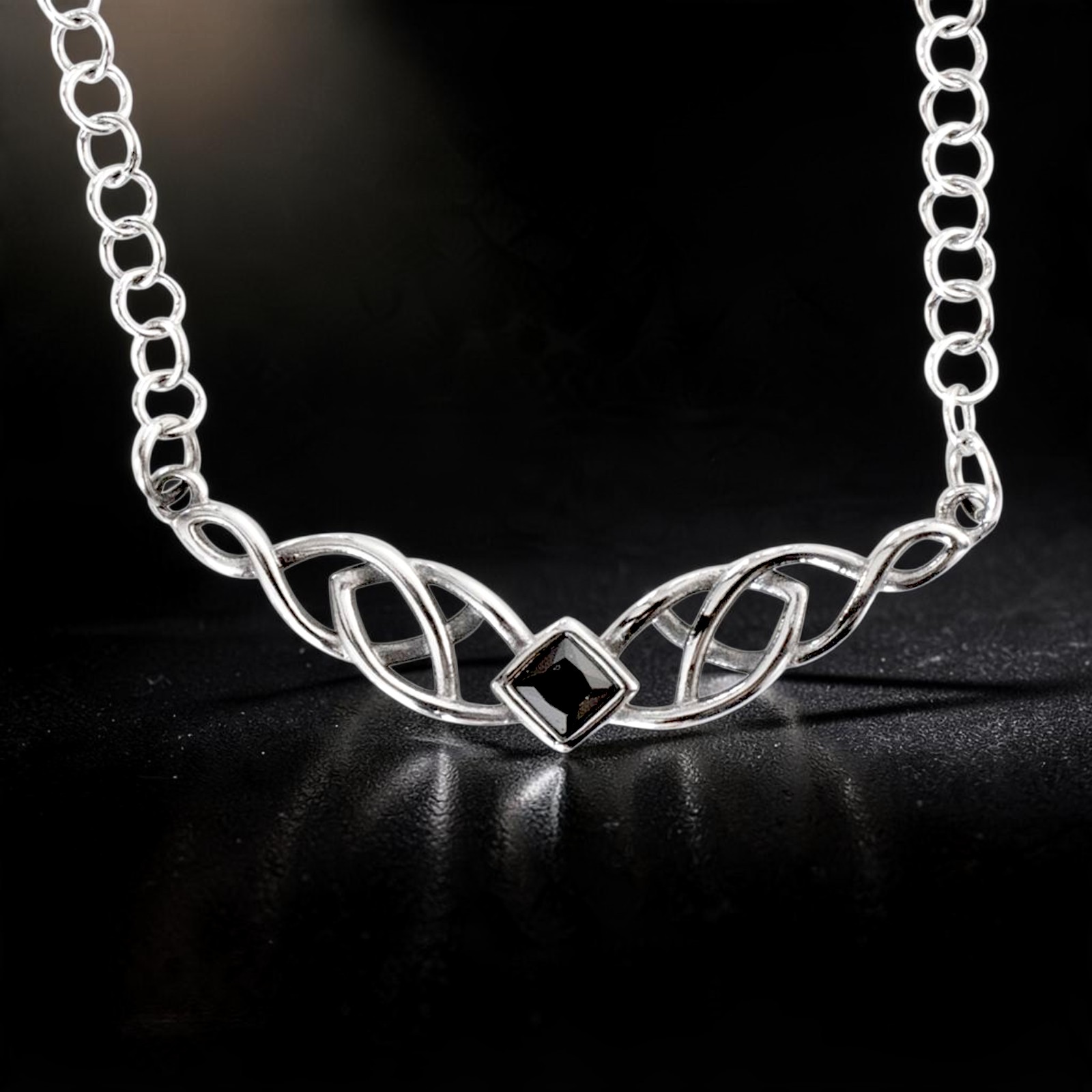 Edelstahlkette mit keltischem Knotenelement und quadratischem schwarzem Zirkonia