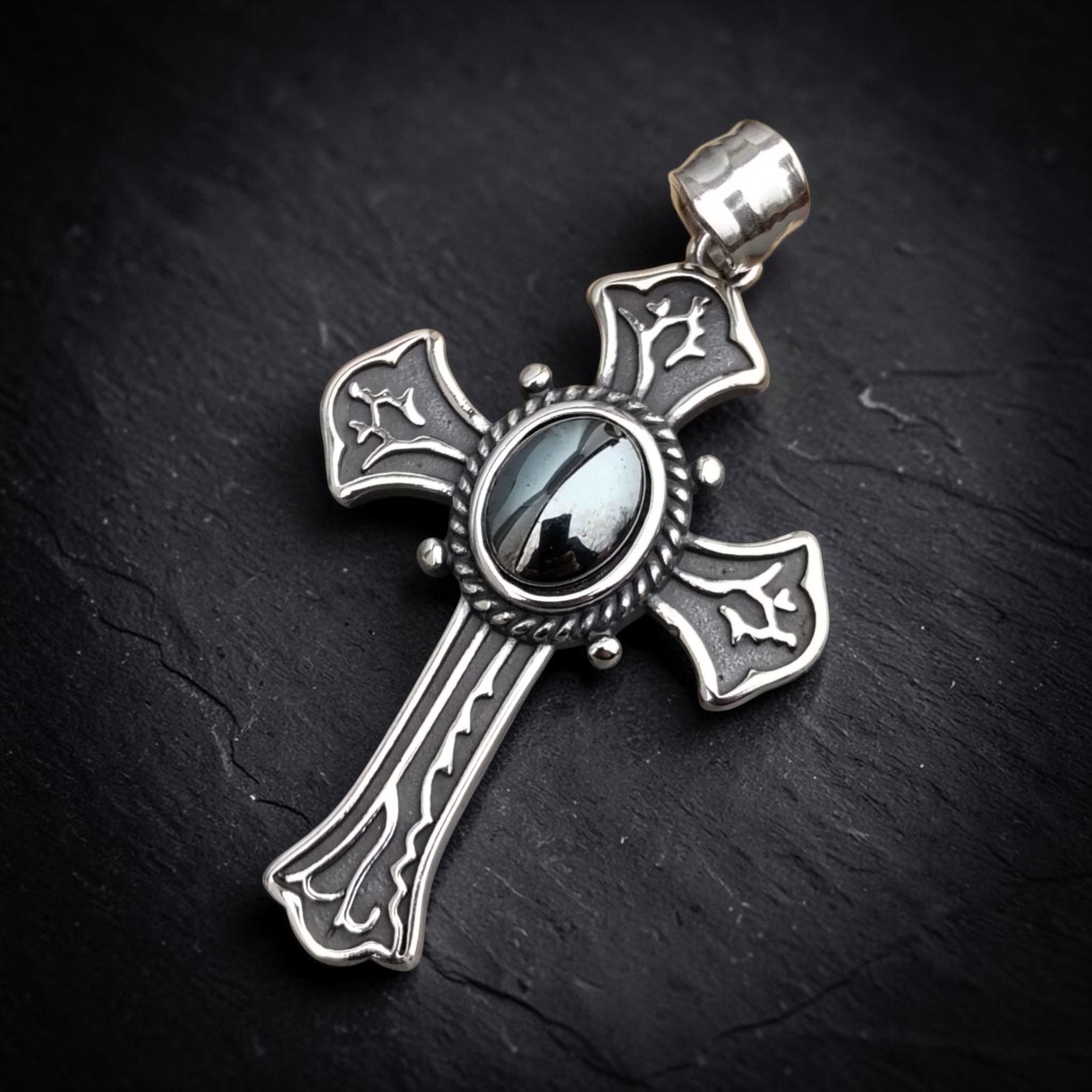 Anhänger Kreuz mit Ornamenten - Edelstahl, silberfarben und Zirkonia in anthrazit