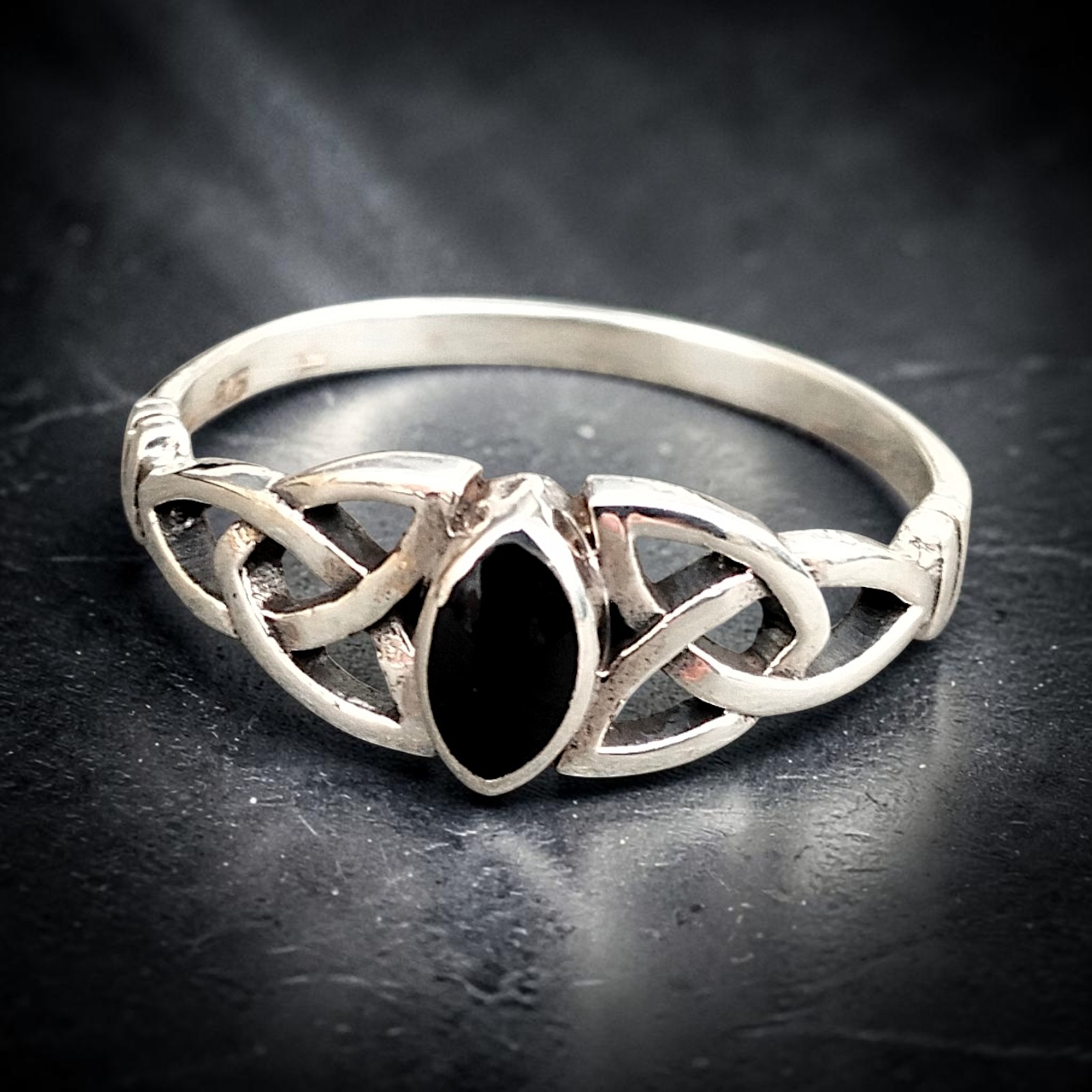 Ring Fine Celtic aus 925 Sterling Silber mit schwarzem Onyx