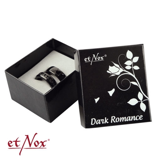 Geschenkbox mit Rosenmotiv und Schriftzug Dark Romance, darin die beiden Ringe