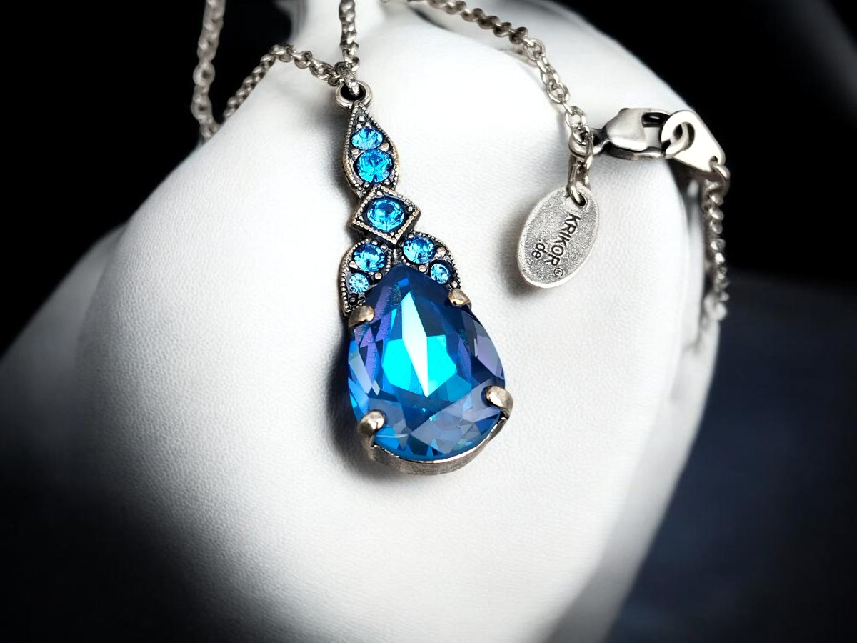 Blauer Kristallglas-Anhänger mit Karabinerverschluss und Krikor Markenplättchen