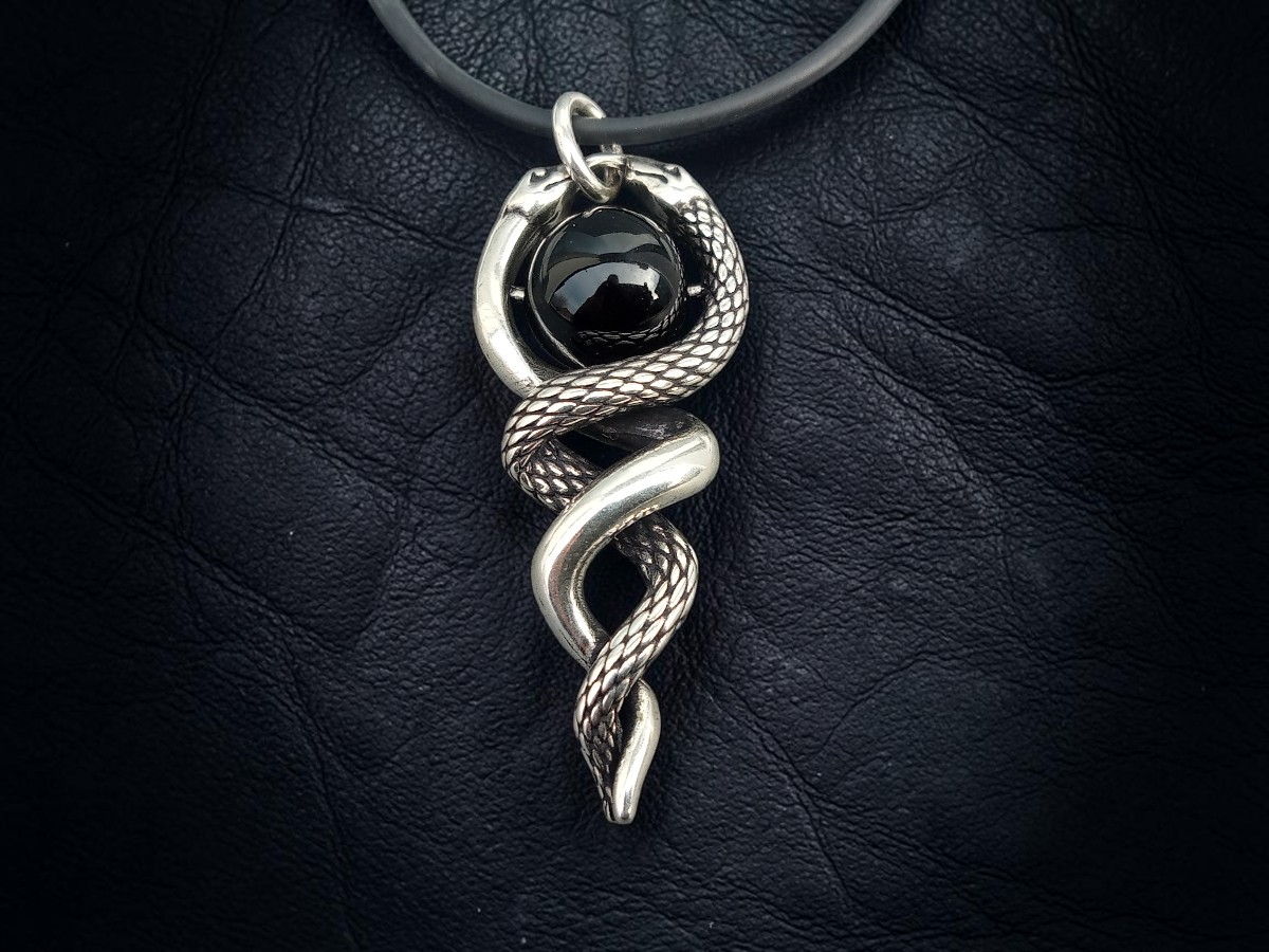 schlangen-anhaenger-silber-amulett-snakes-schwarz-stein-etnox-k8005-_10 (2)