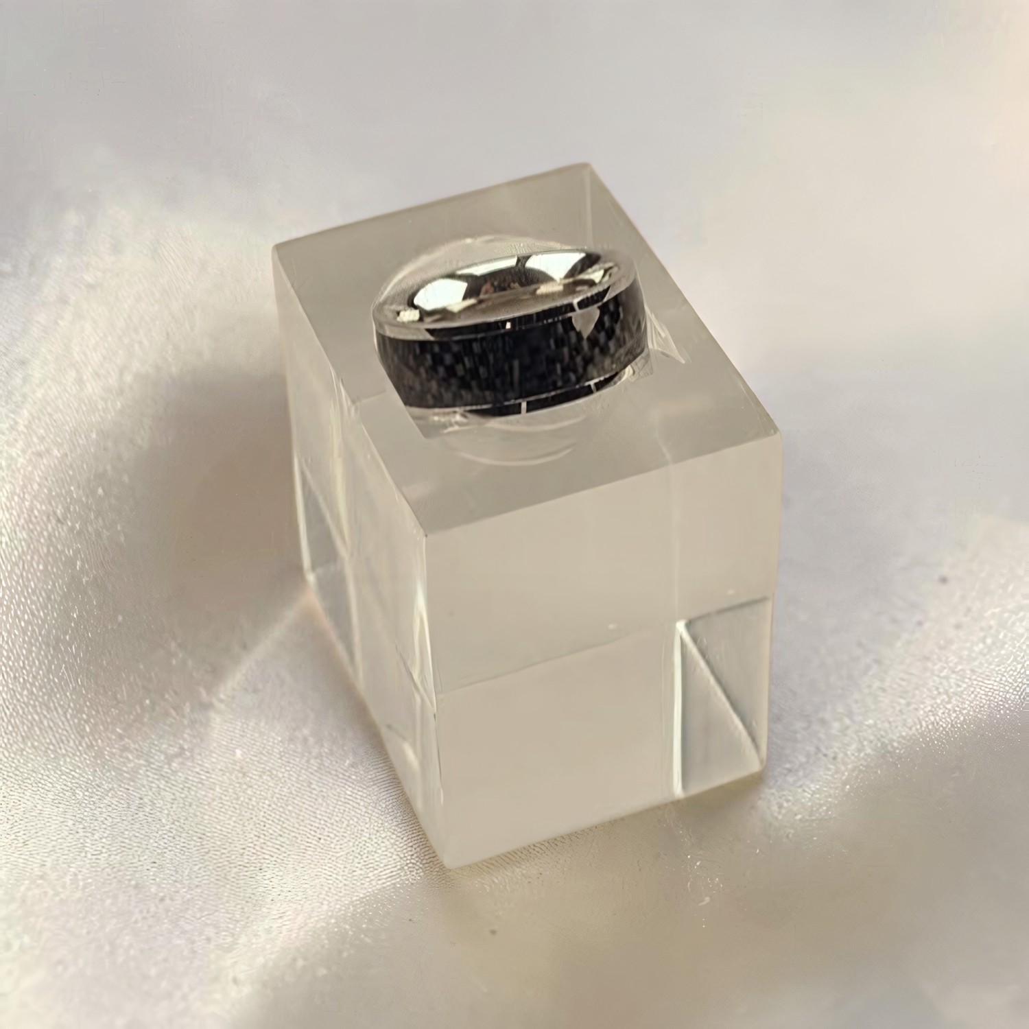 Klarer Acrylglasblock mit einem Ring im eingefrästen Schlitz