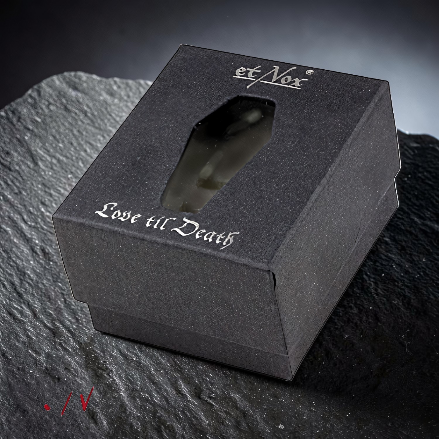Geschlossene Geschenkbox mit Sarg-Ausschnitt und Schriftzug Love til Death