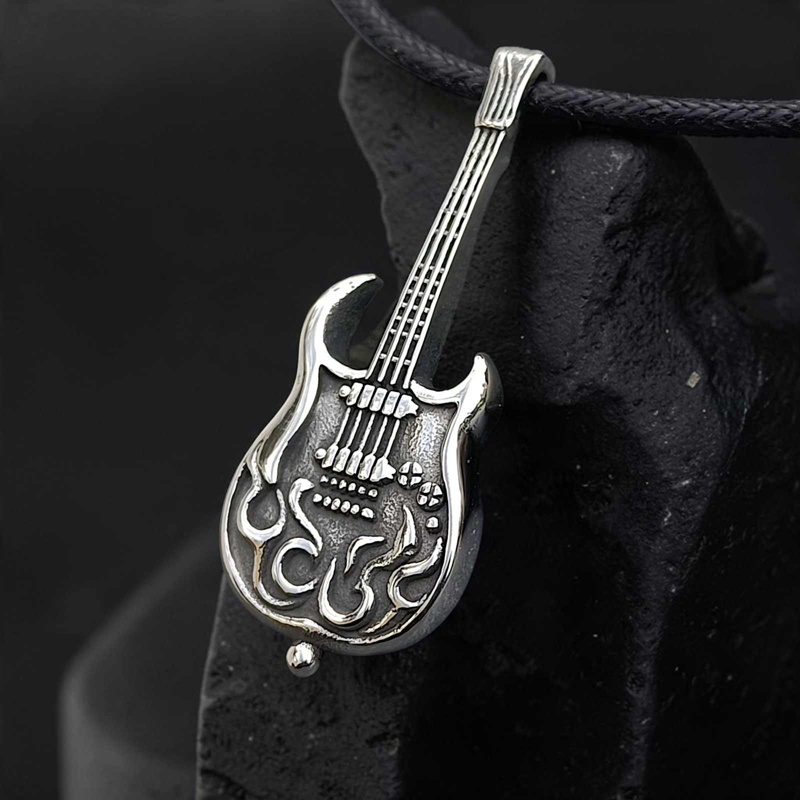 Anhänger Flaming Guitar aus Edelstahl, silberfarben, 3,7 cm