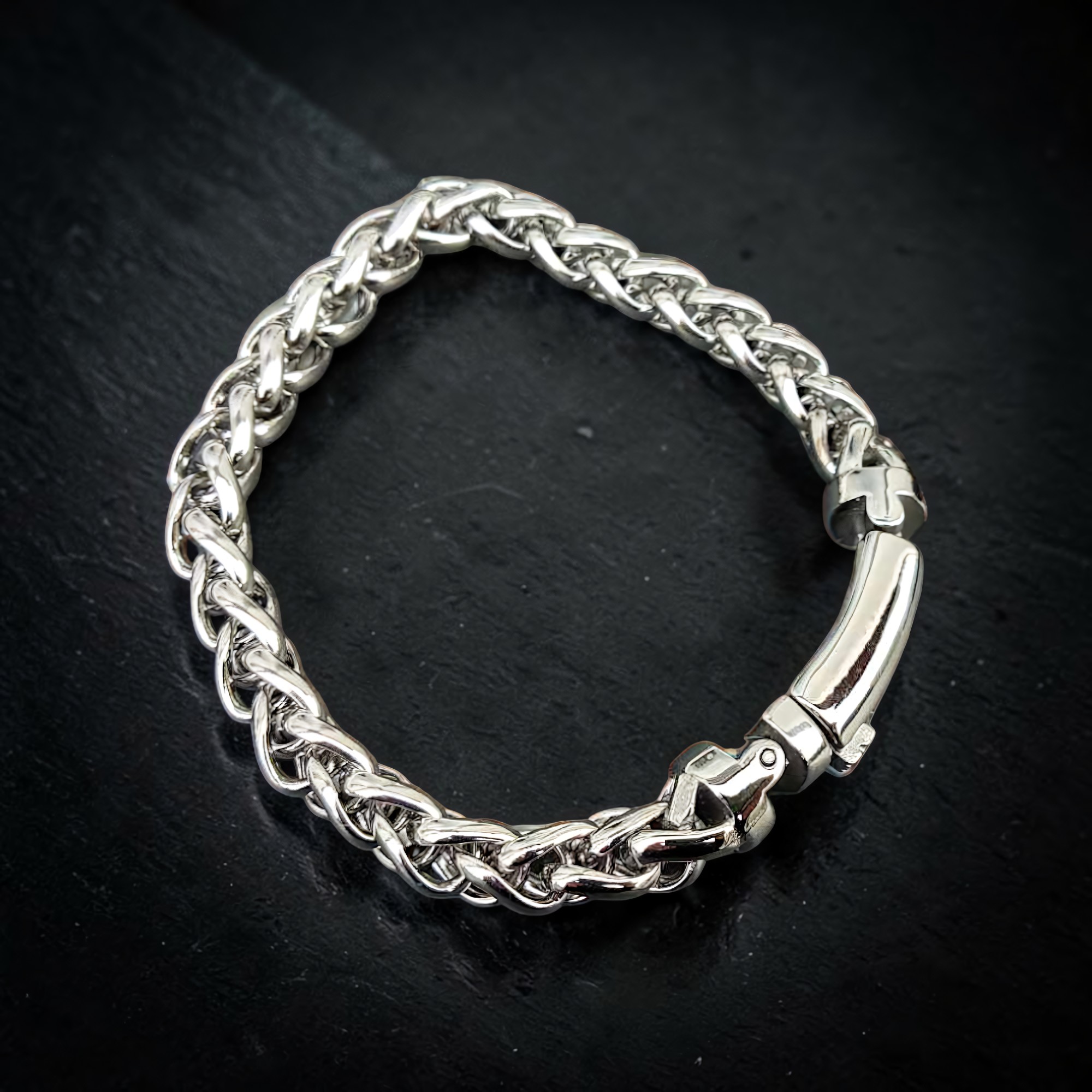 Armband Zopfkette 8 mm breit, geschlossen auf dunklem Untergrund