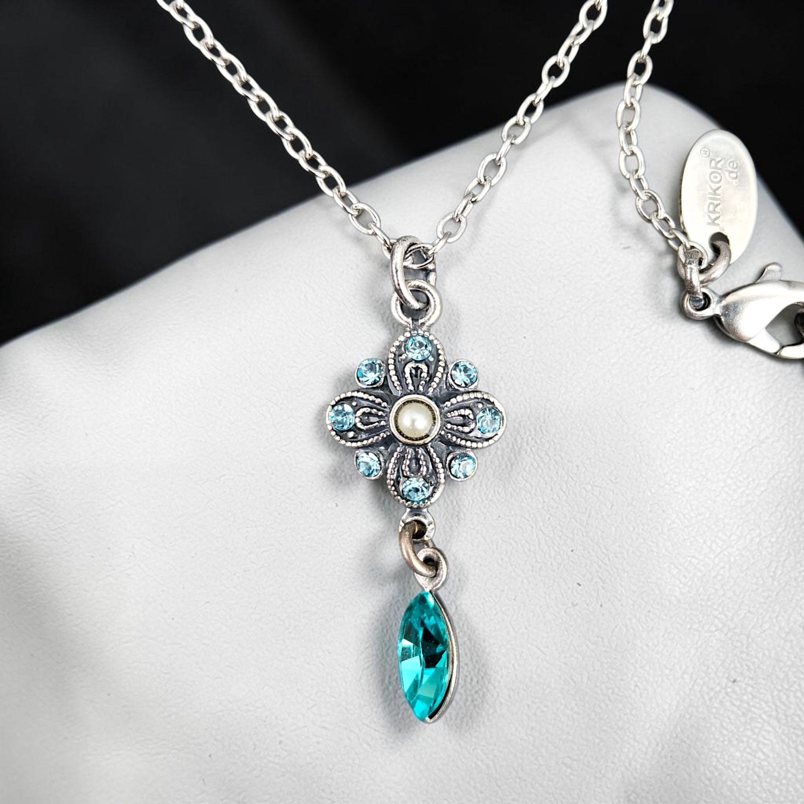 Versilberte Halskette mit türkiser Blüte in Light Turquoise und Navette-Tropfen
