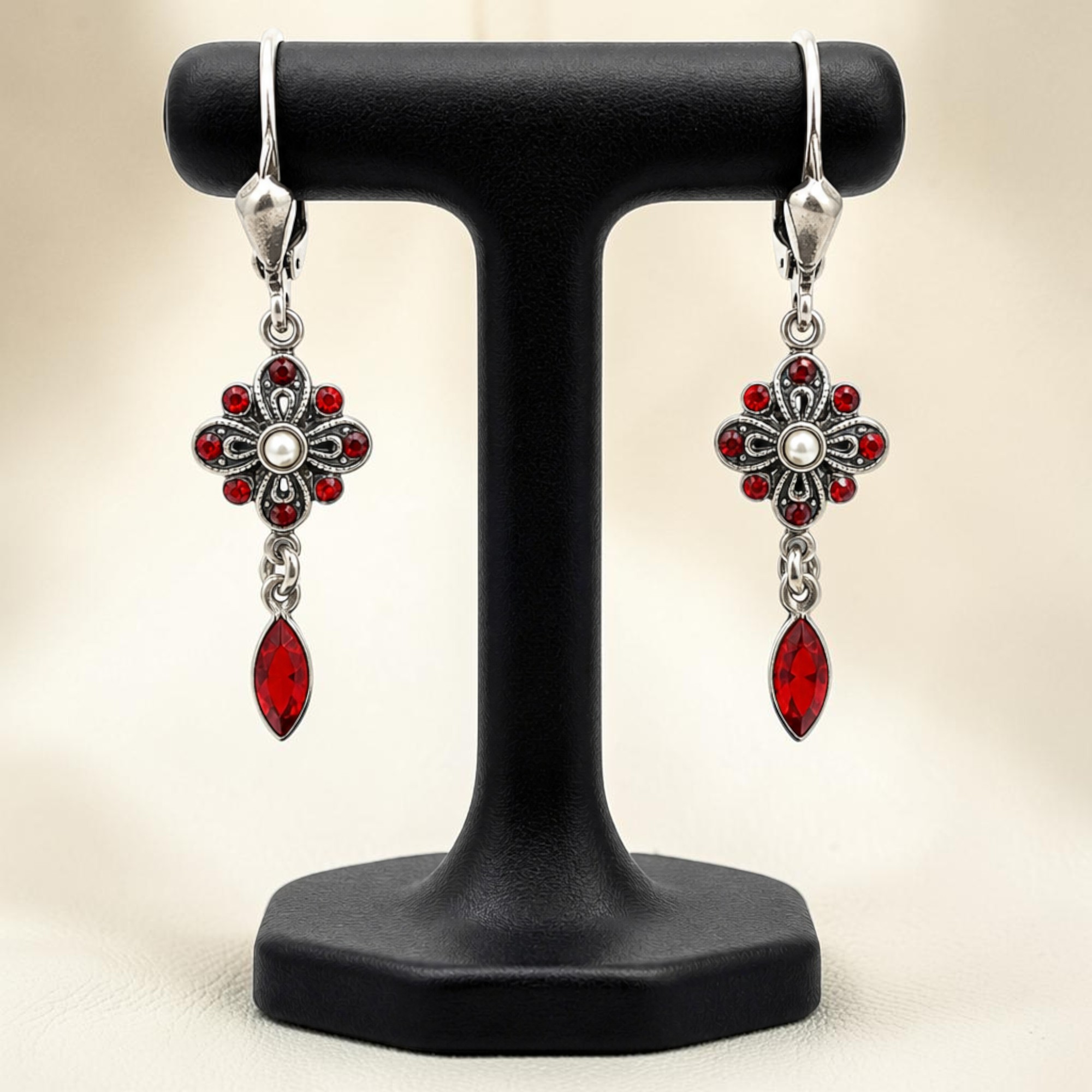 Rote Ohrringe Silber mit Blütenmotiv – Blossom Grace mit Kristallglas, Frontalansicht