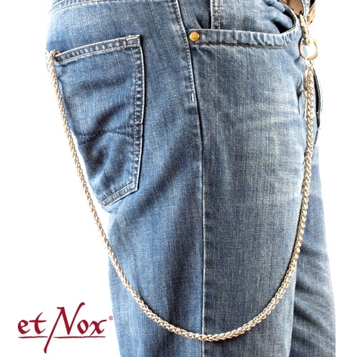 Silberfarbene Zopfkette von der Gürtelschlaufe zur Gesäßtasche einer Jeans