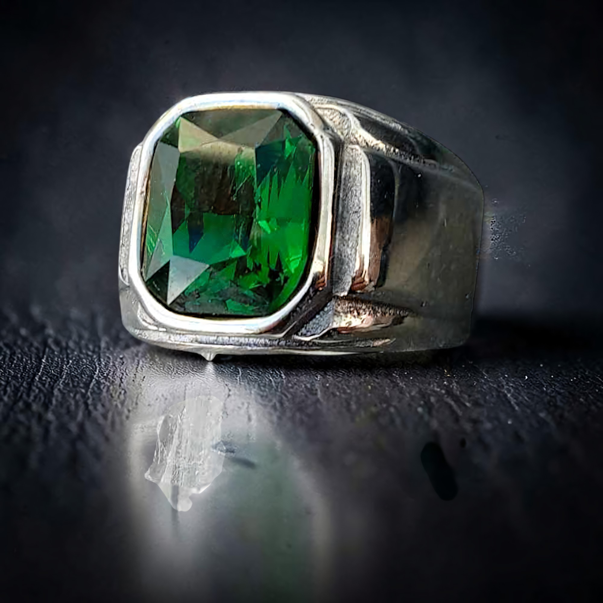Simply Green Ring von vorn, grüner Zirkonia in glatter Zarge