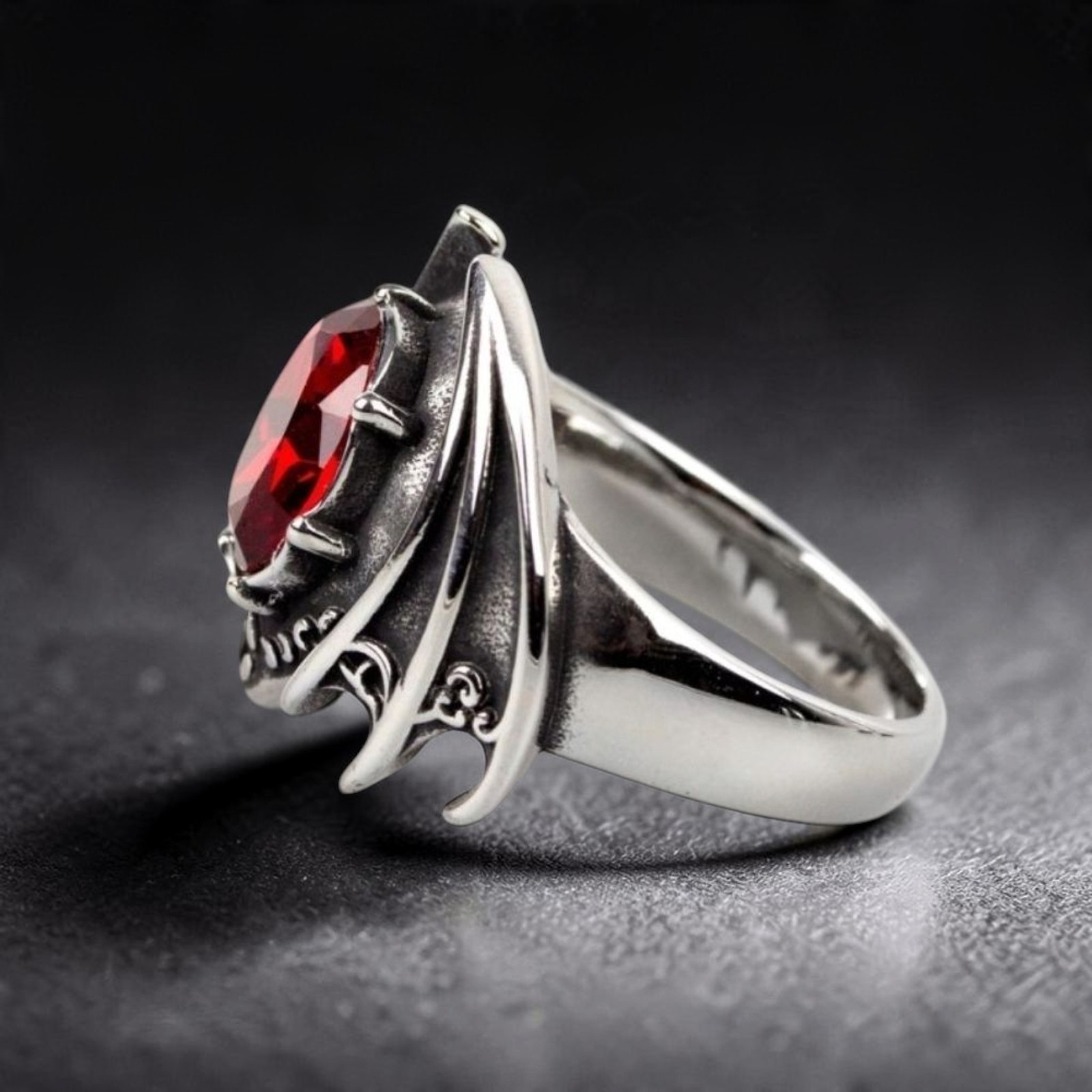 Seitenansicht des Bat-Wing-Rings mit Flügel bis zur breiten Ringschiene