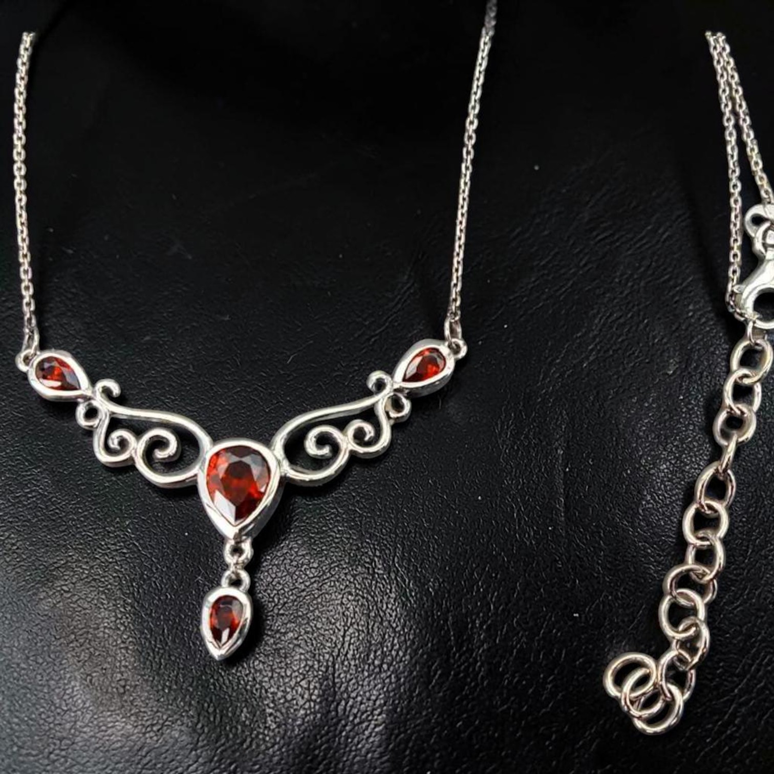 Collier aus 925 Sterling Silber mit roten Steinen, rechts die Verlängerungskette