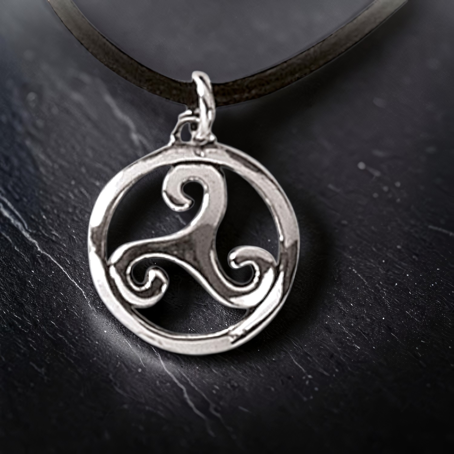 Anhänger aus 925 Sterling Silber: Triskele mit drei Spiralen, frei stehend in einem offenen Ring, mit Öse
