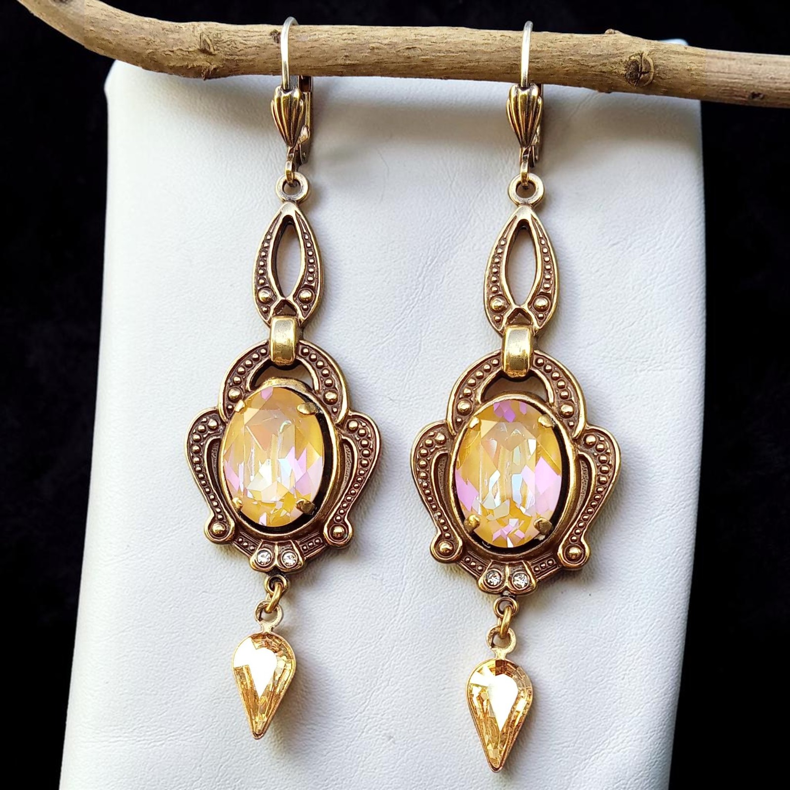 Goldfarbene Vintage-Ohrhänger mit changierendem Kristallglas in Crystal Cappuccino DeLite an einem Holzast